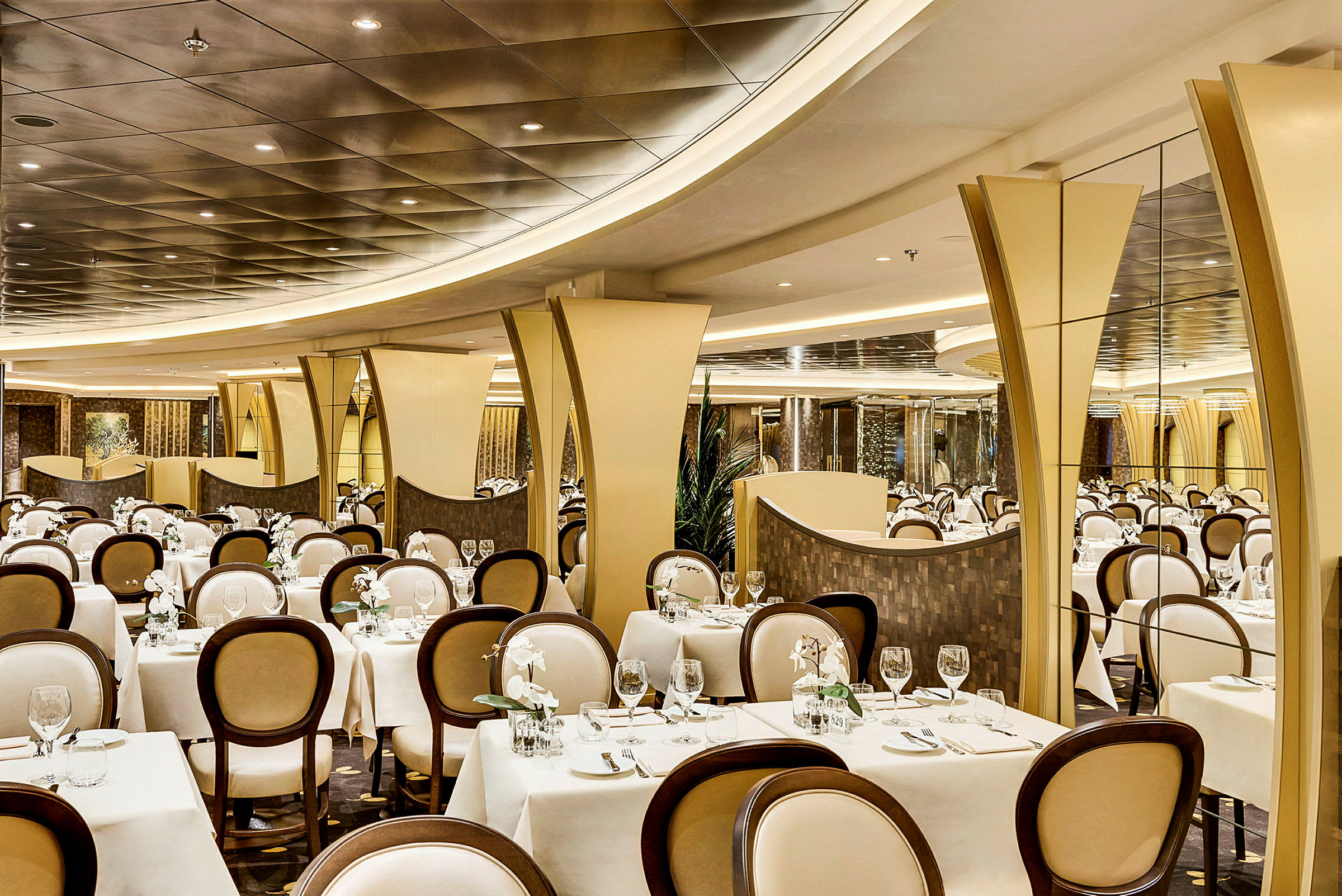 Elegant restaurant med hvide duge og træstole. (AI-genereret tekst)