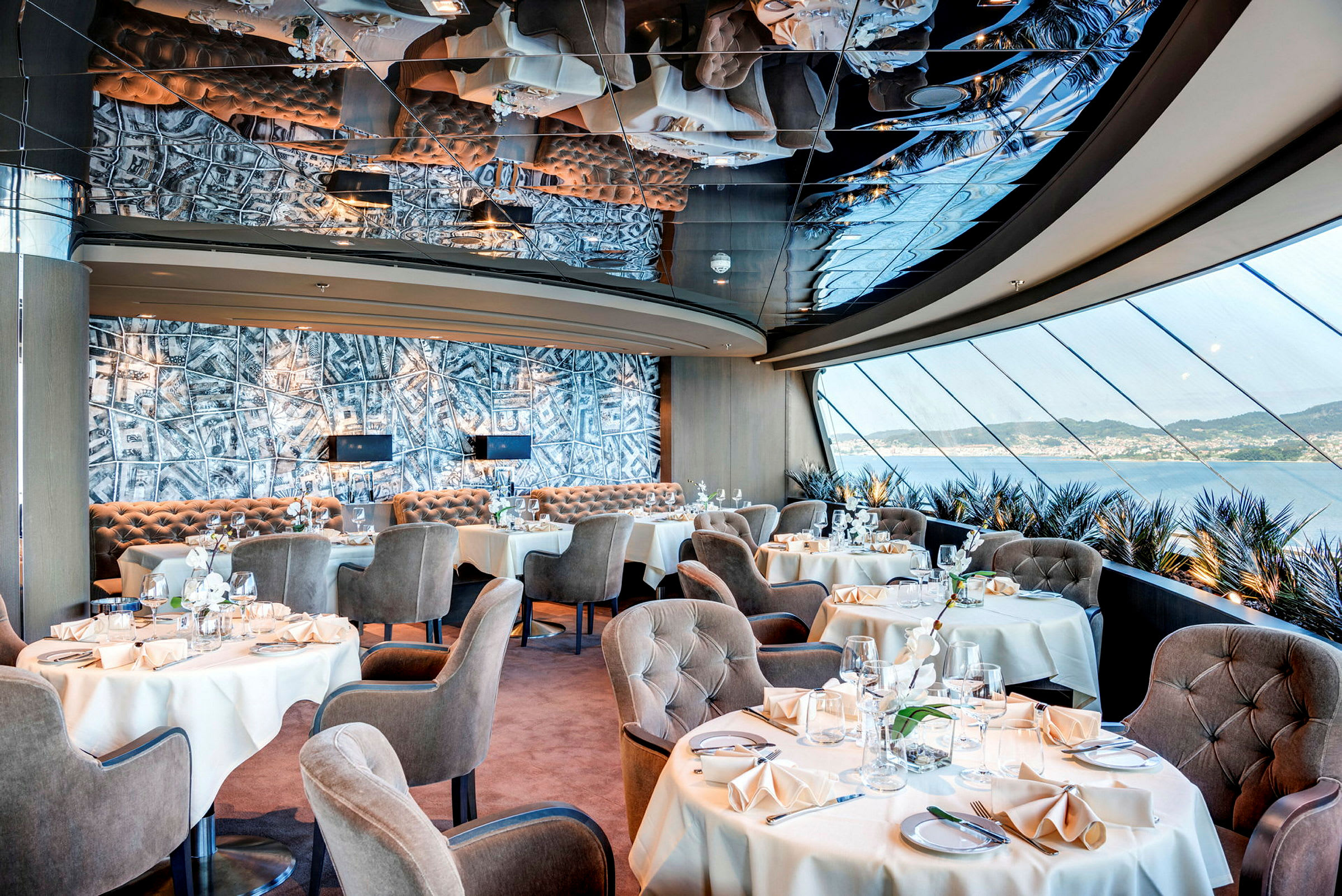 Luksuriøs restaurant med elegante møbler og havudsigt. (AI-genereret tekst)