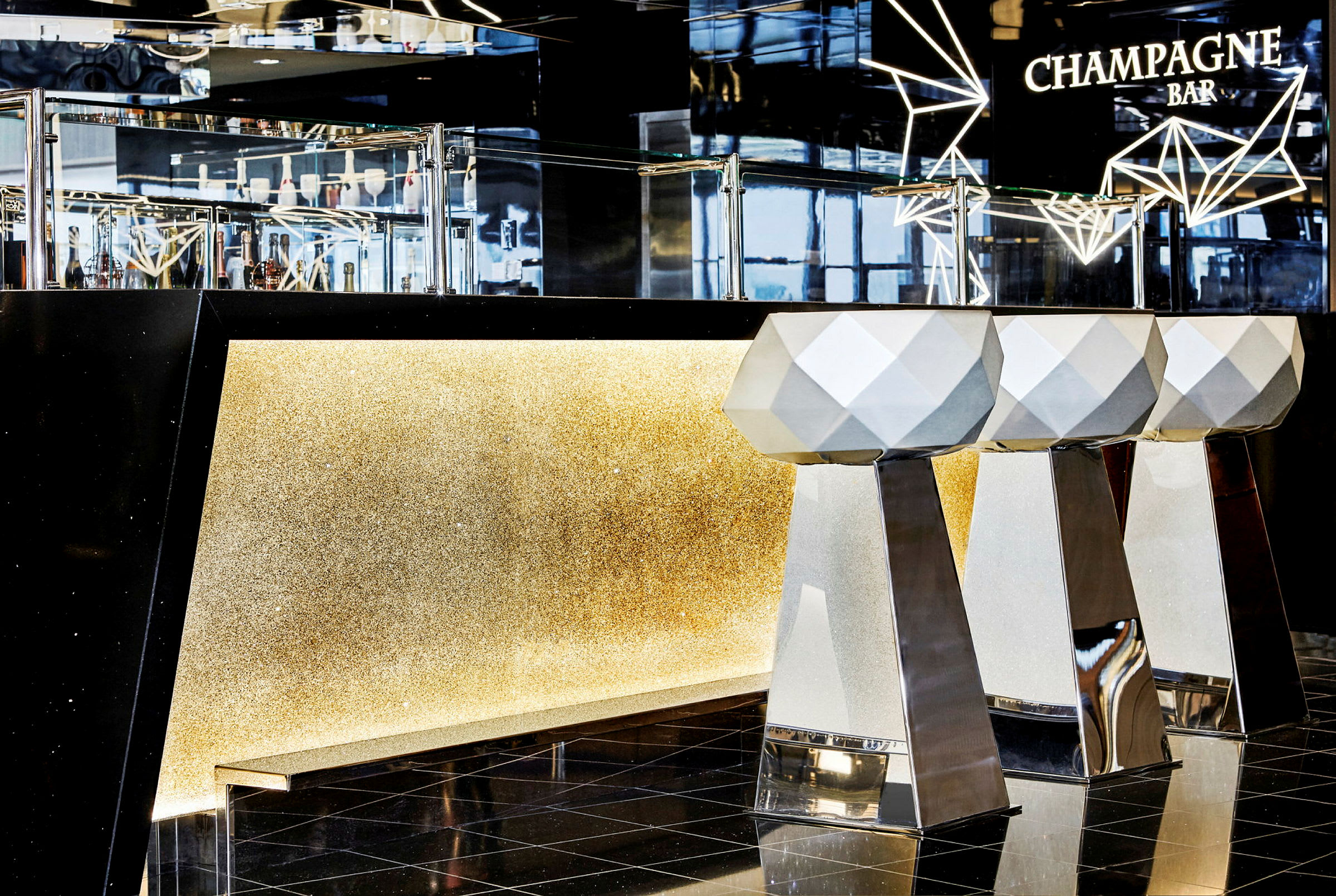 En champagnebar med moderne designstole og glitrende detalje på bardisken. (AI-genereret tekst)