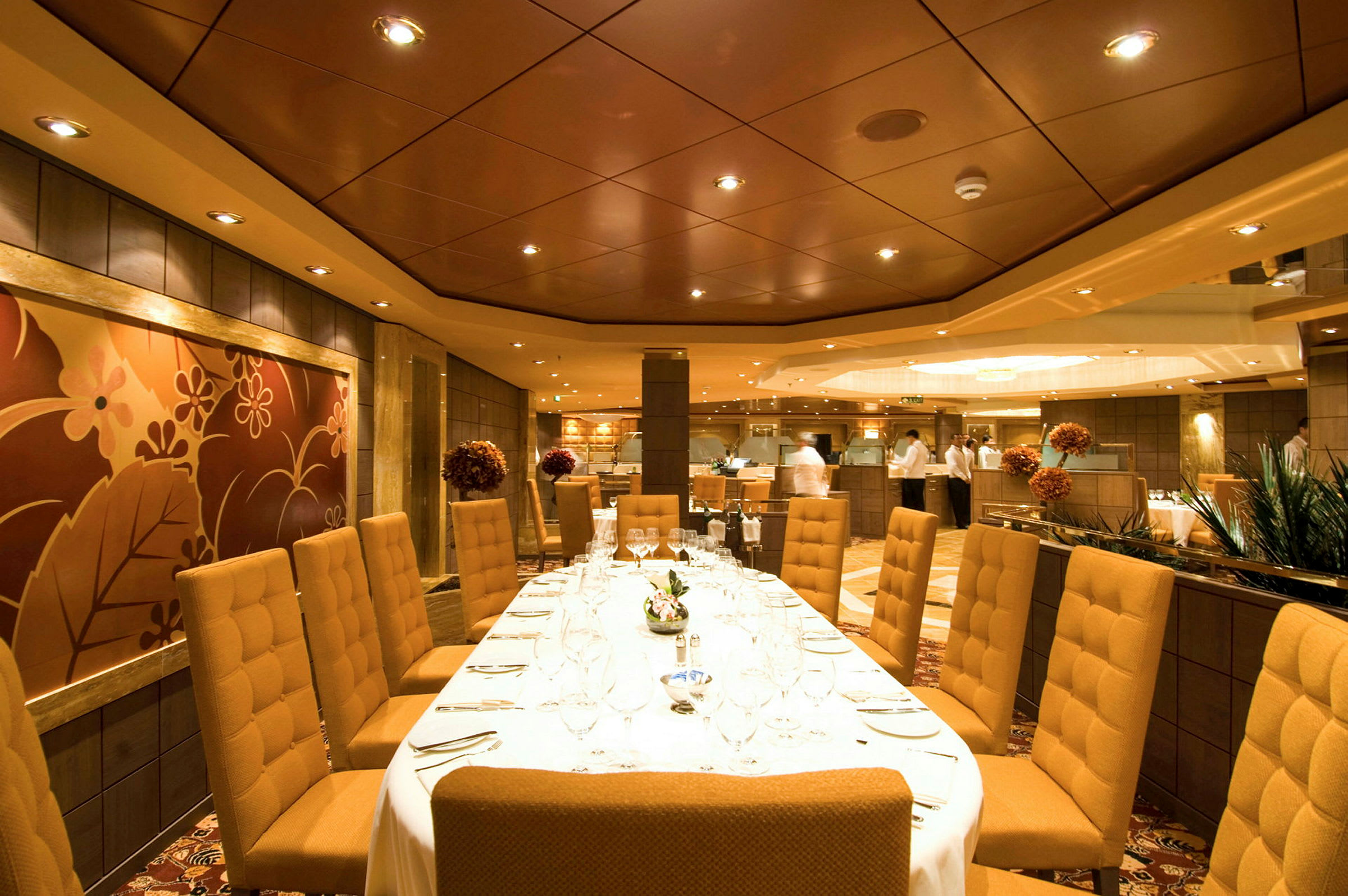 Billede af en elegant restaurant med dækkede borde og stole omkring. (AI-genereret tekst)