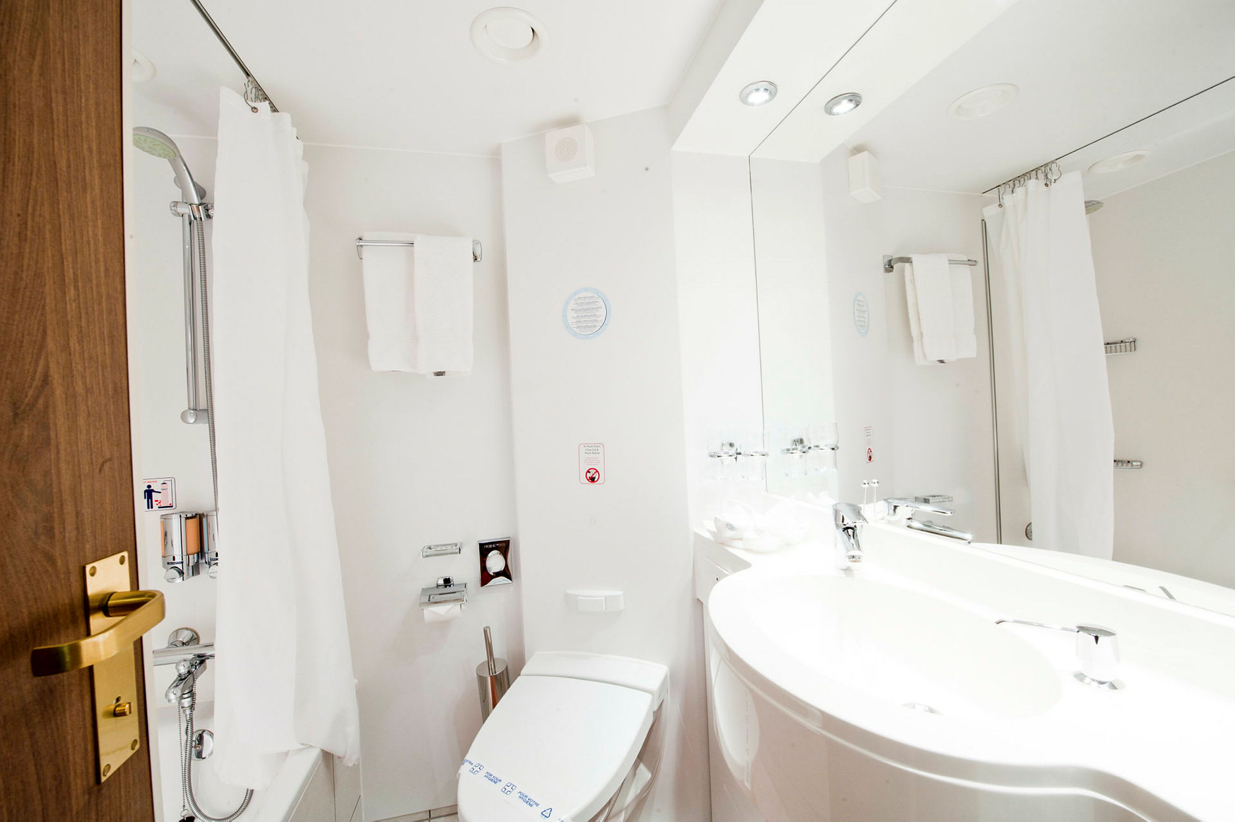 Moderne badeværelse med bruser, toilet og håndvask. (AI-genereret tekst)