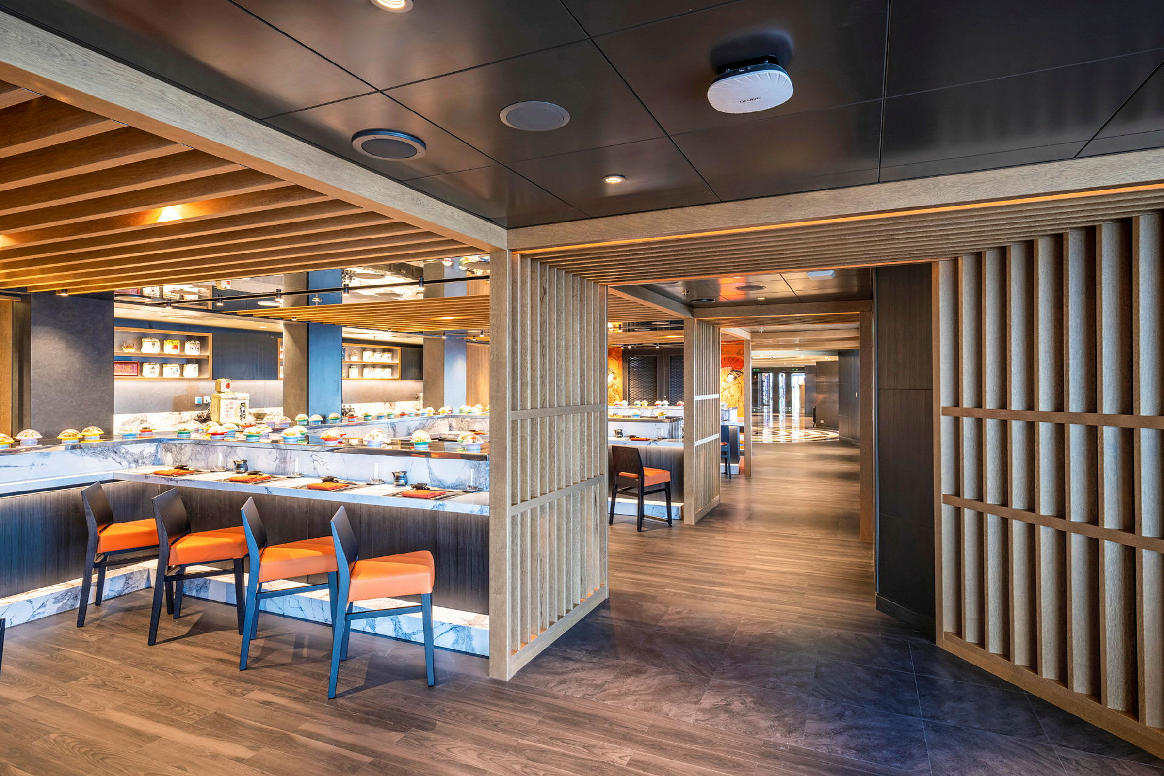 Interiøret i en moderne restaurant med siddepladser og en bar. (AI-genereret tekst)