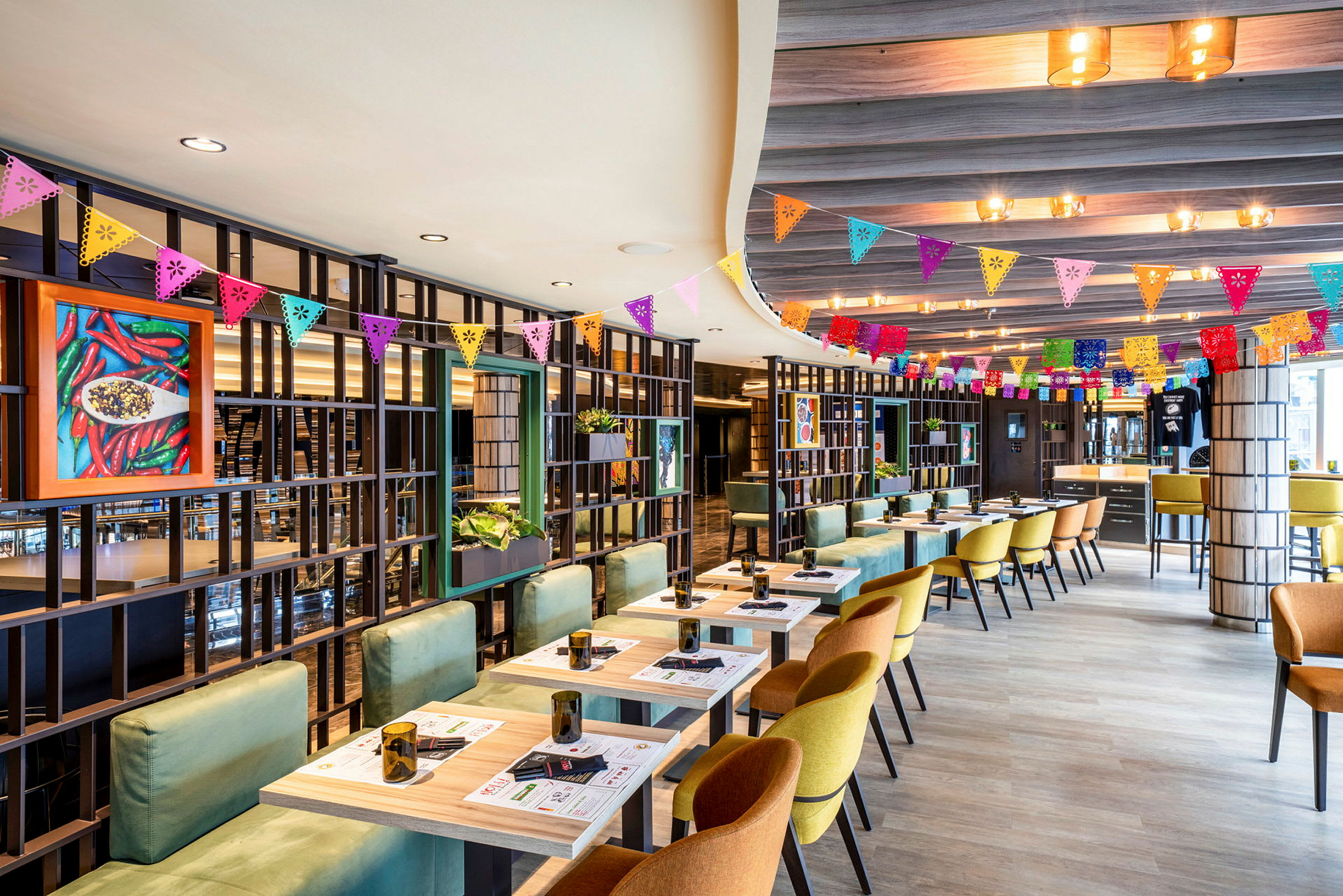 Restaurant med farverige dekorationer, borde og siddepladser. (AI-genereret tekst)