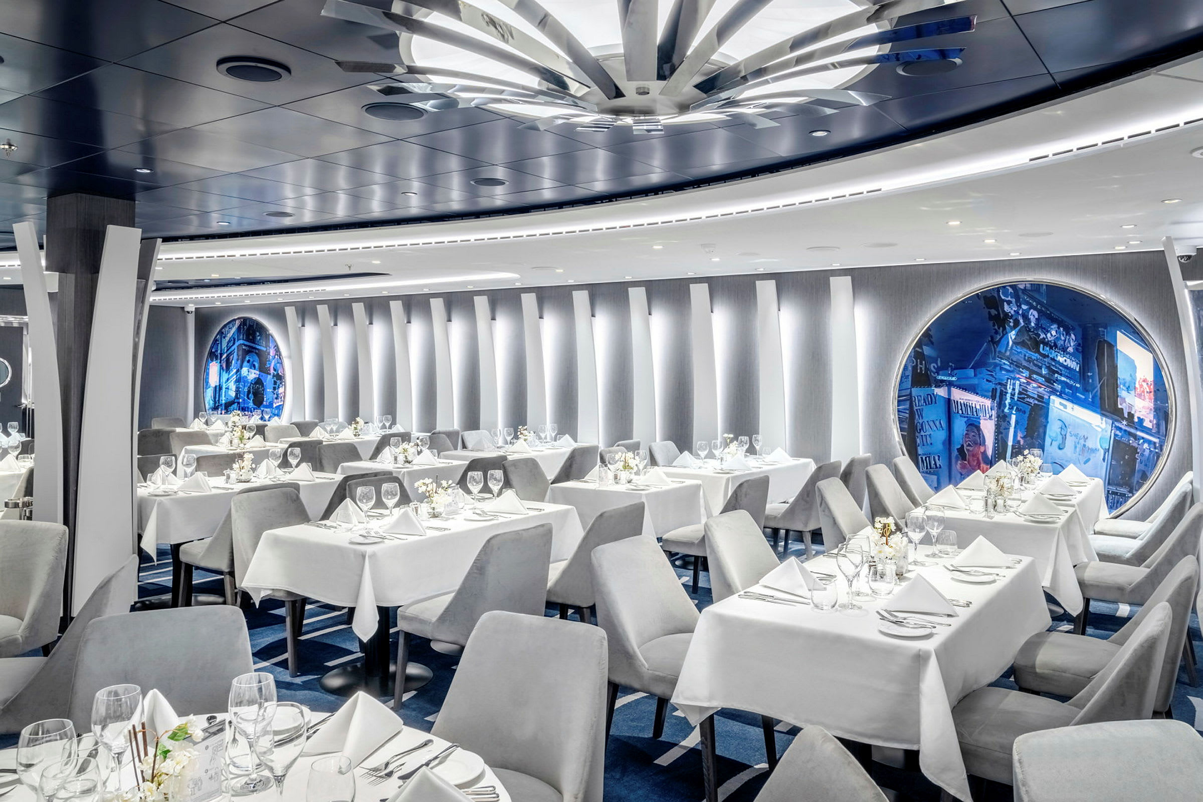 Elegant restaurant med dækkede borde, hvide duge og moderne interiør. (AI-genereret tekst)