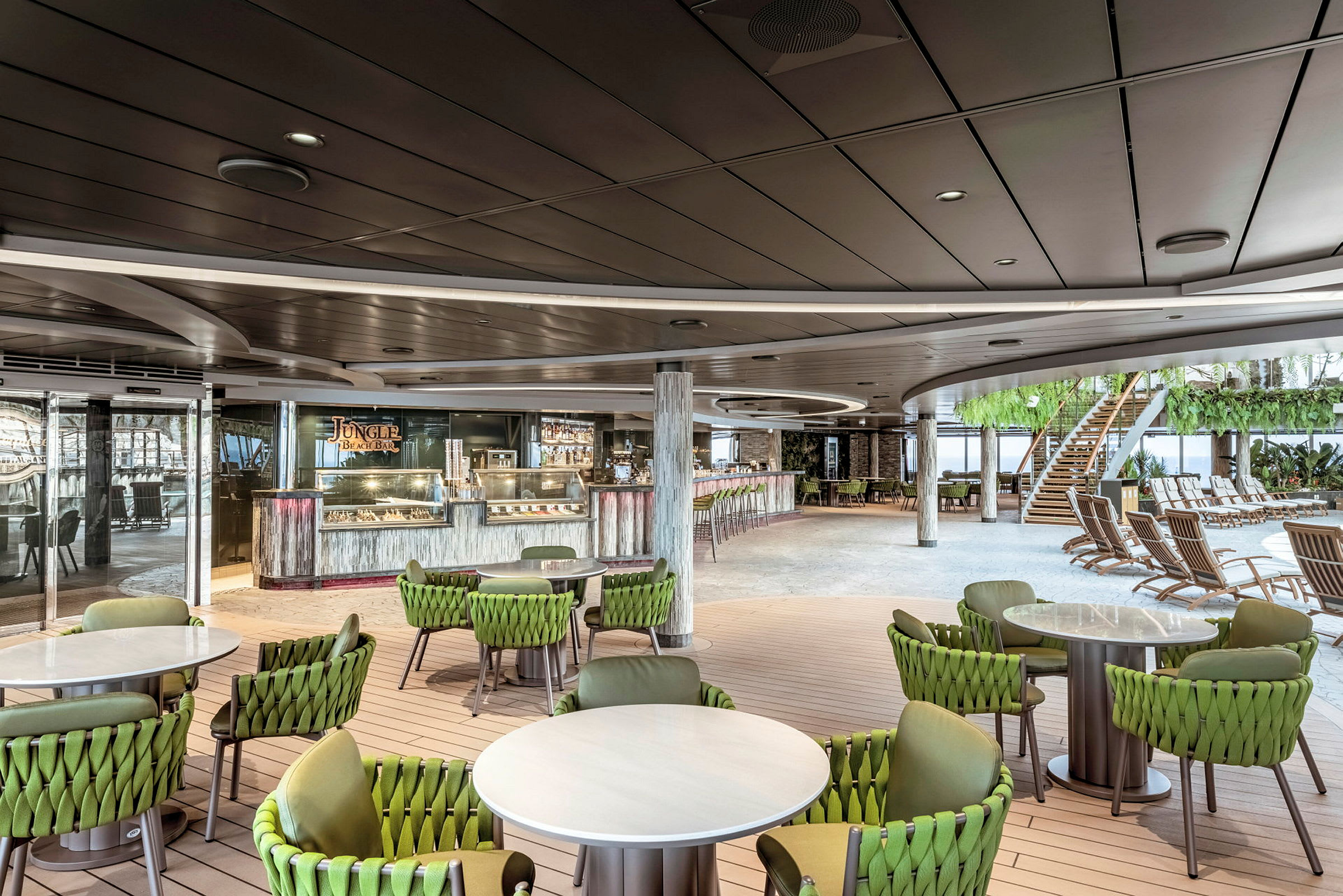 Interiør af en strandbar med siddepladser og en trappe. (AI-genereret tekst)