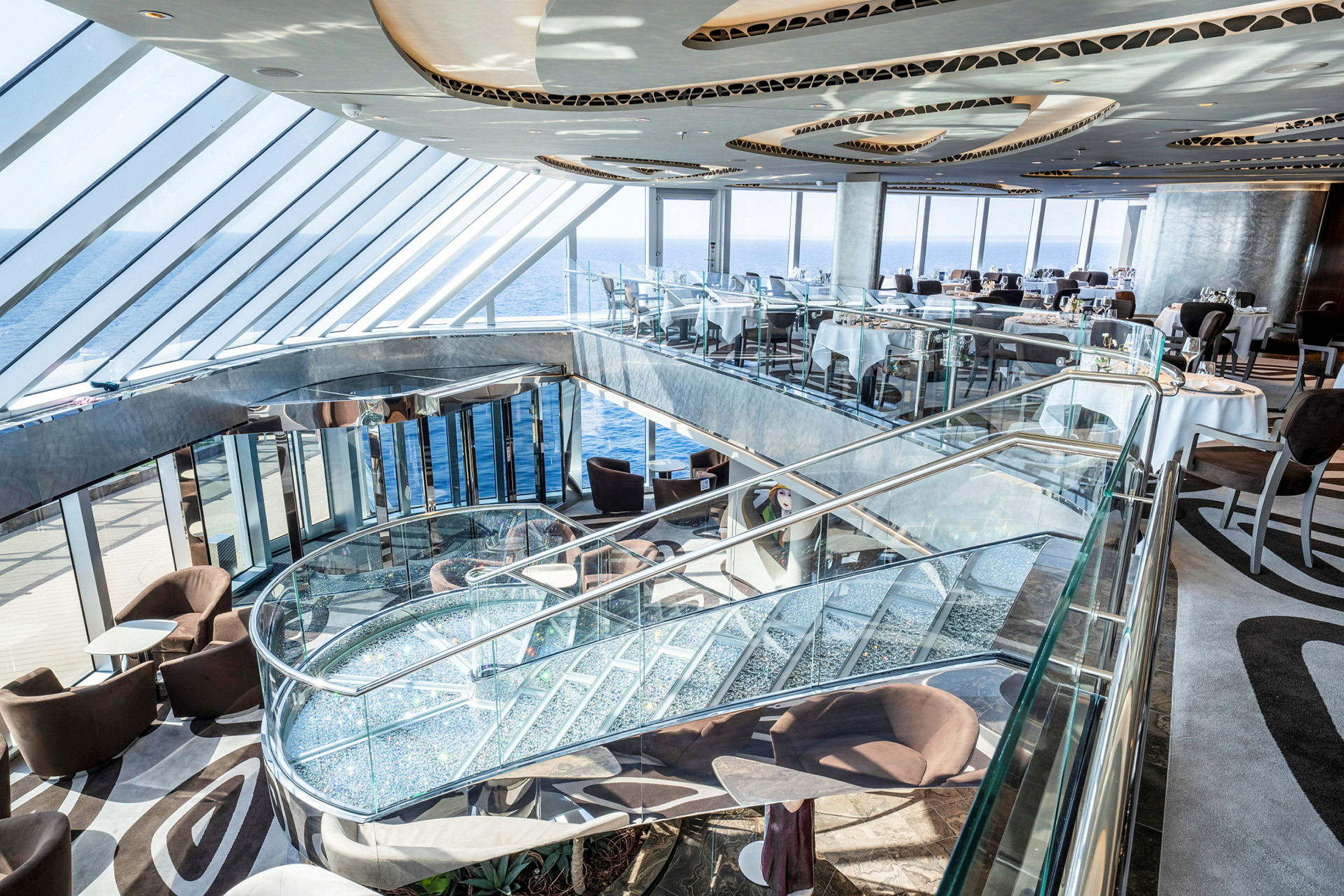 En moderne restaurant med glaspartier og udsigt over havet. (AI-genereret tekst)