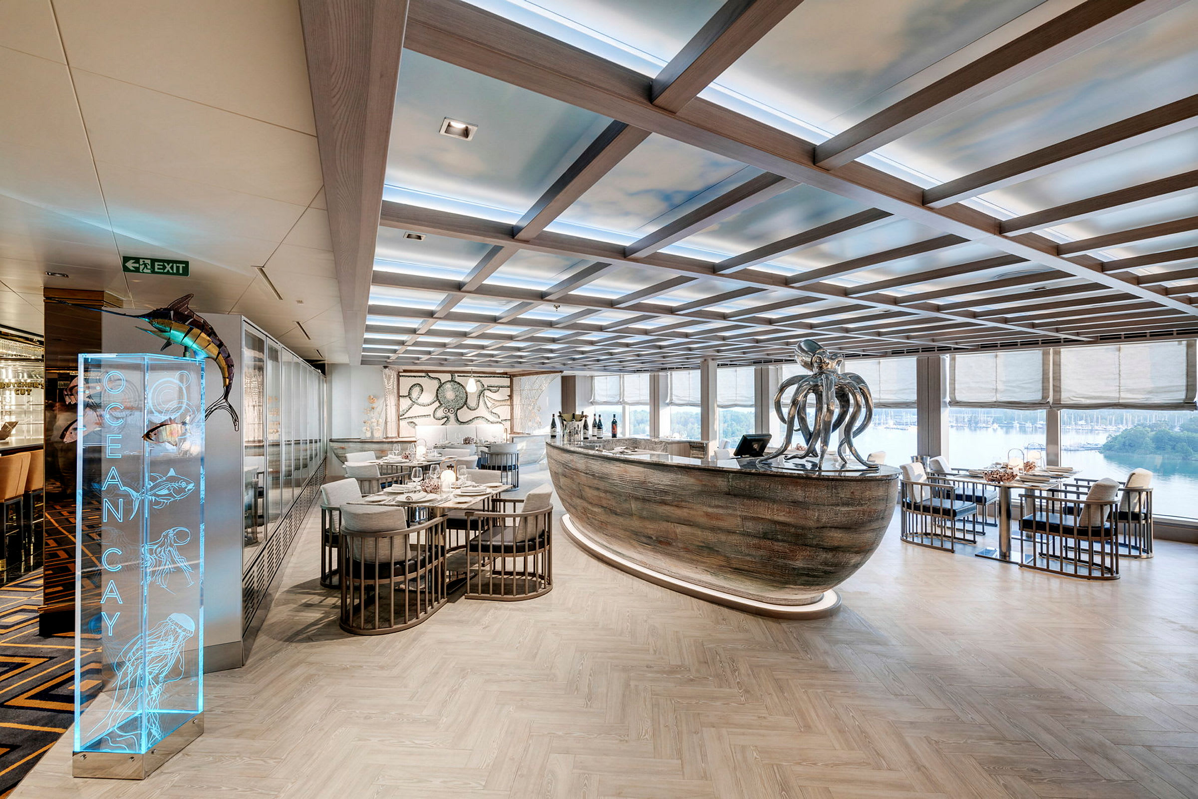 Interiør af en restaurant med dekorationer af maritime genstande, inklusive en stor blækspruttefigur ved baren. (AI-genereret tekst)