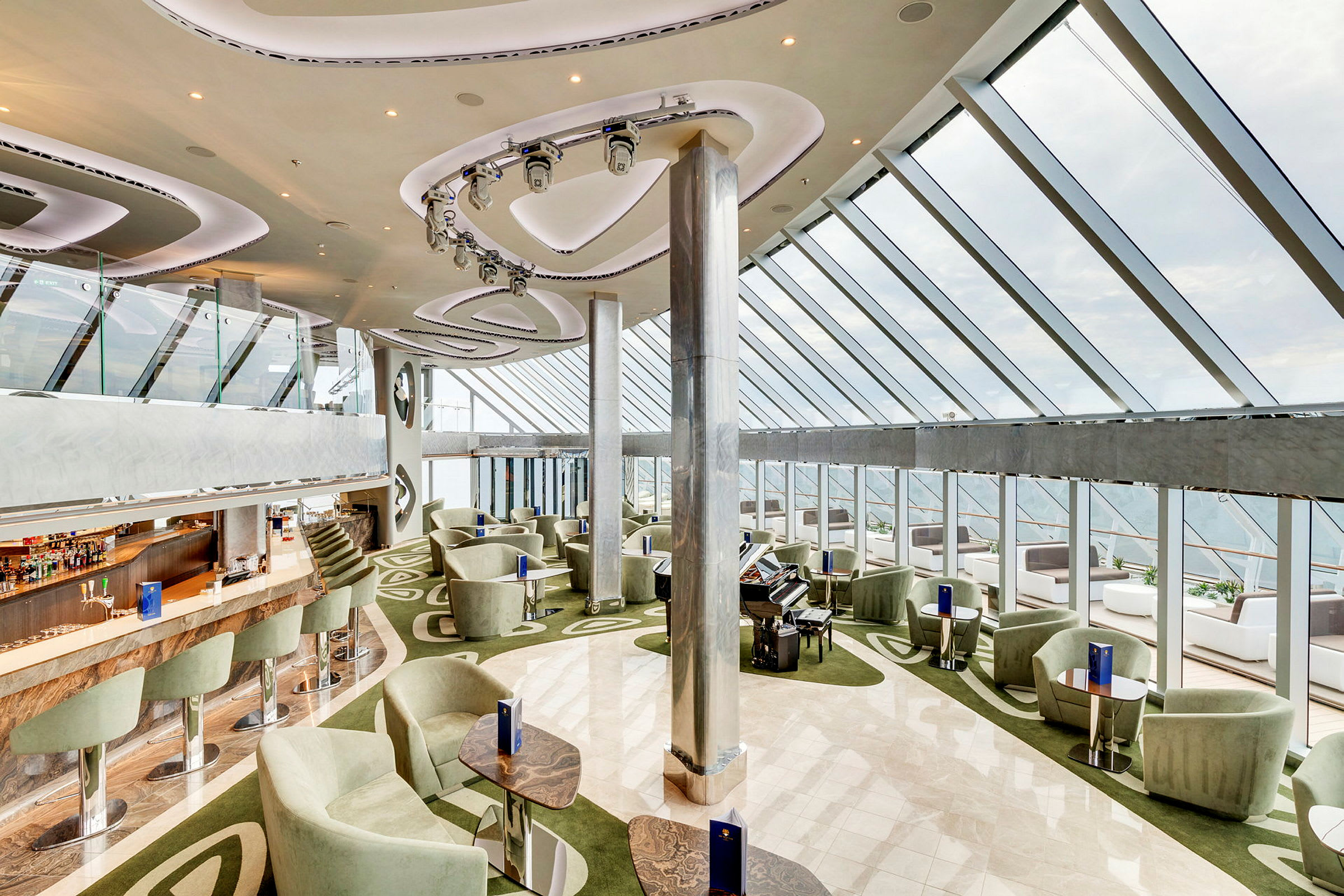 En moderne lounge med store glasvægge, behagelige siddemøbler og en elegant bar. (AI-genereret tekst)