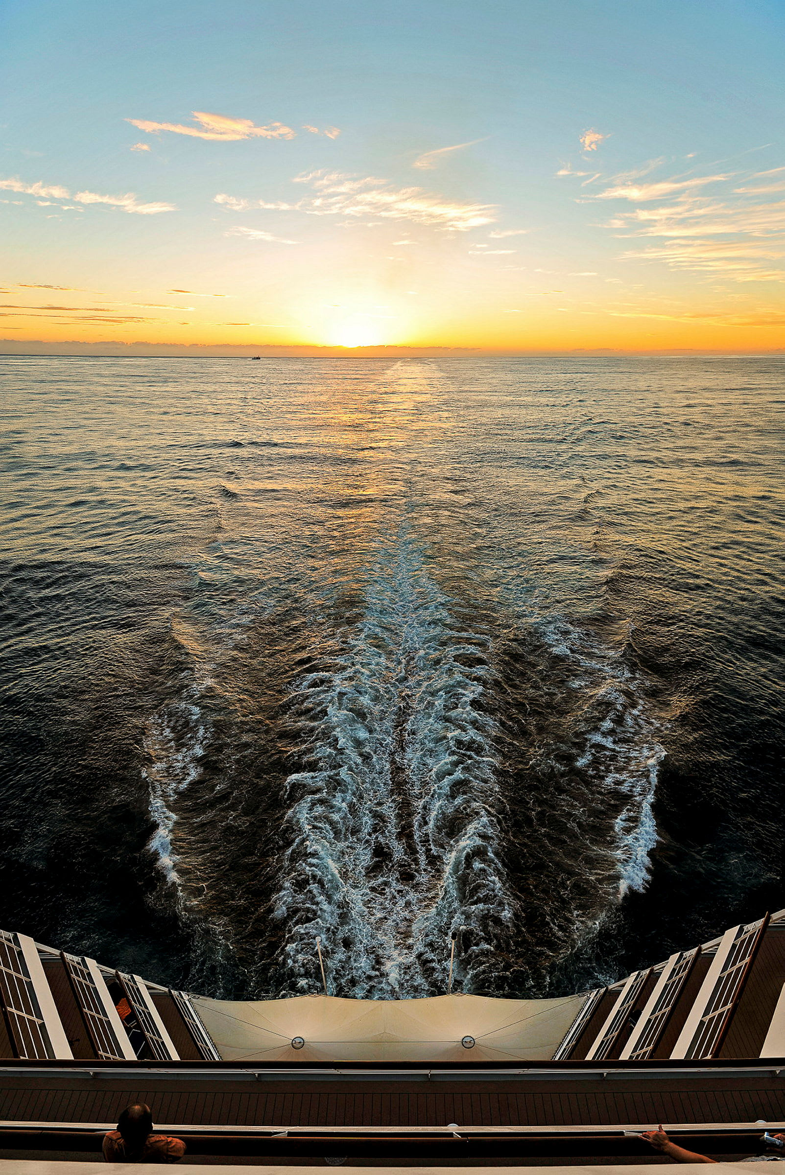 Udsigt fra en båd med solnedgang over havet. (AI-genereret tekst)