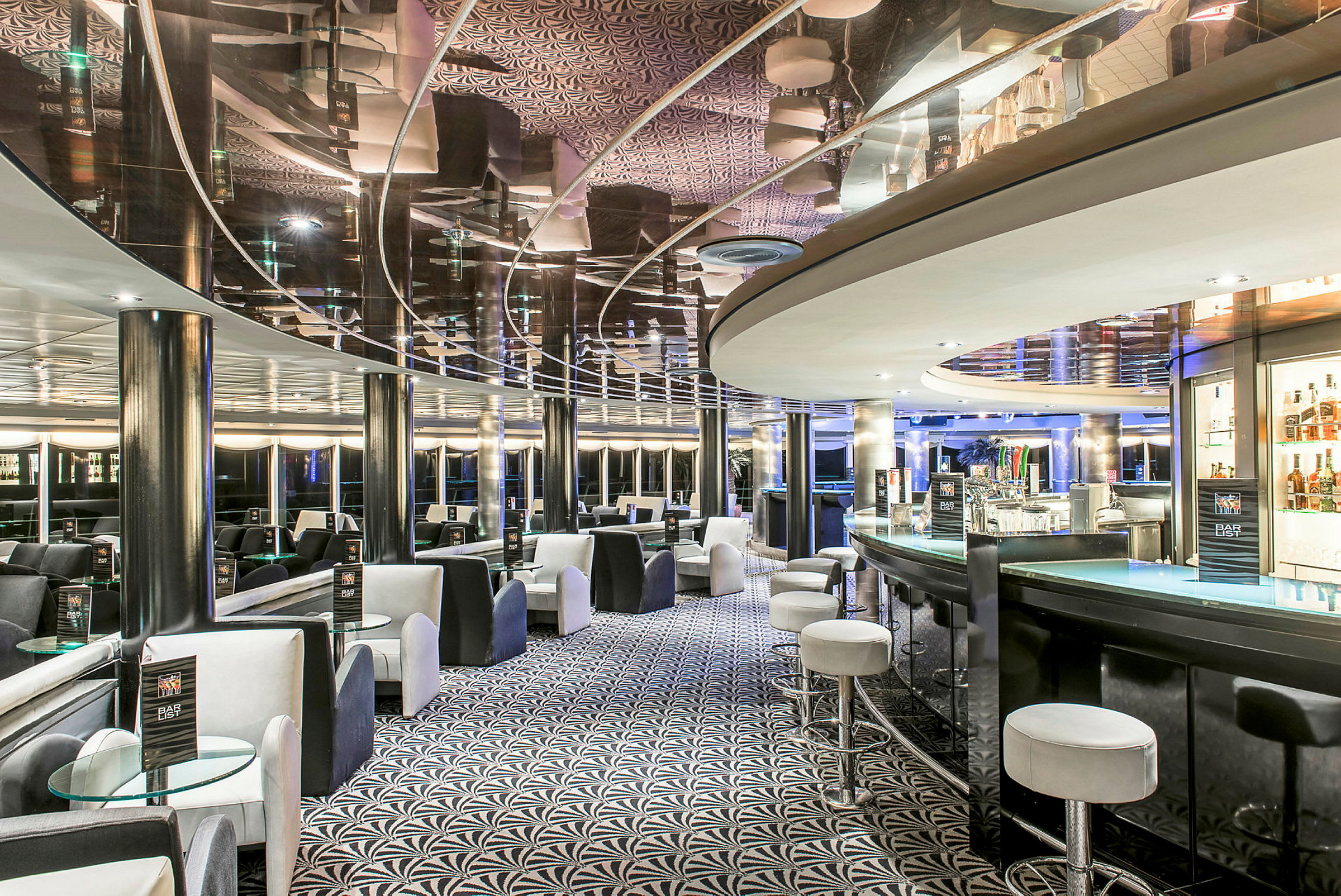 En moderne bar med komfortable siddepladser og elegant indretning. (AI-genereret tekst)