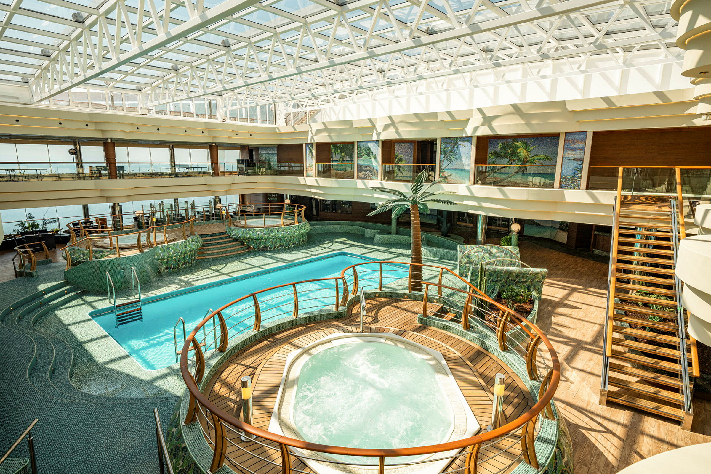 Interiør af et rummeligt poolområde med jacuzzi, omgivet af planter og trædetaljer. (AI-genereret tekst)