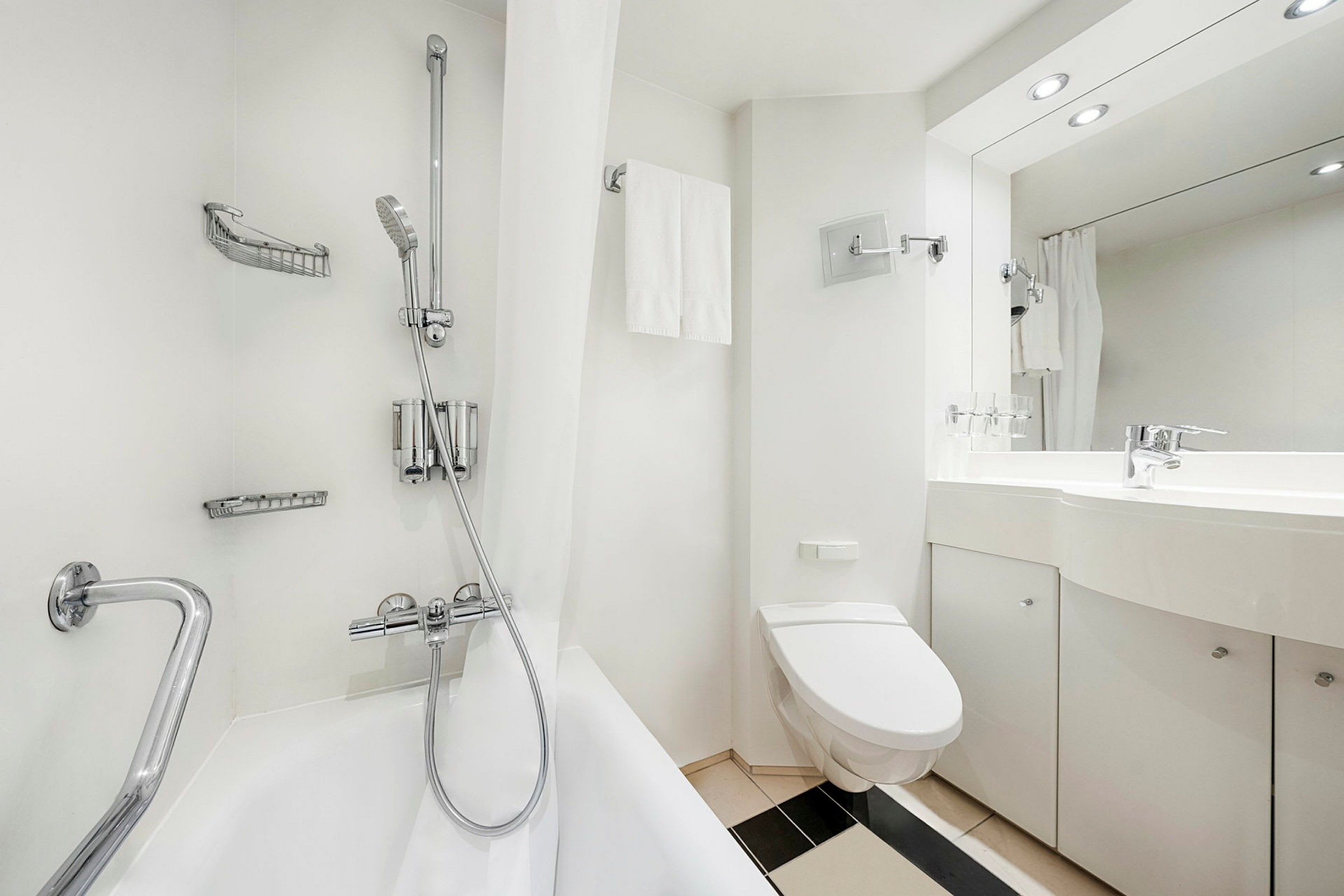 Et moderne og stilfuldt badeværelse med badekar, bruser og toilet. (AI-genereret tekst)