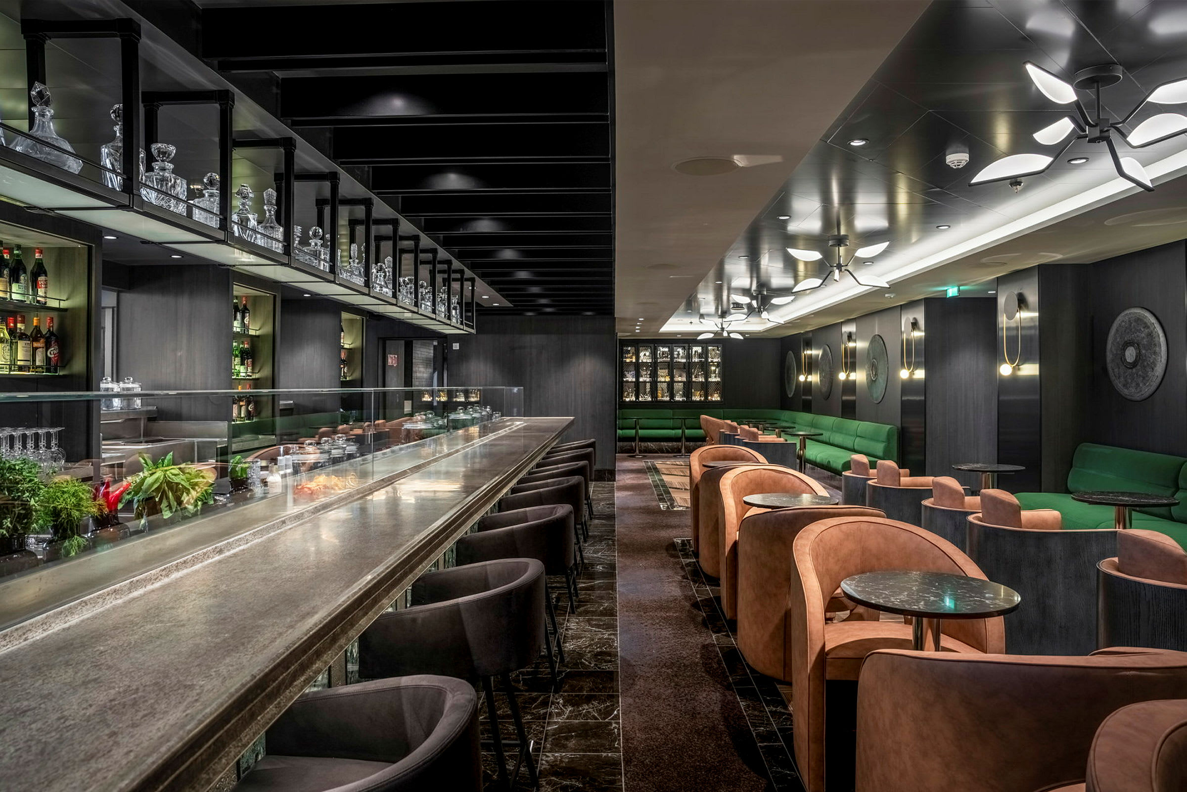 En elegant lounge med en bardisk og siddepladser. (AI-genereret tekst)