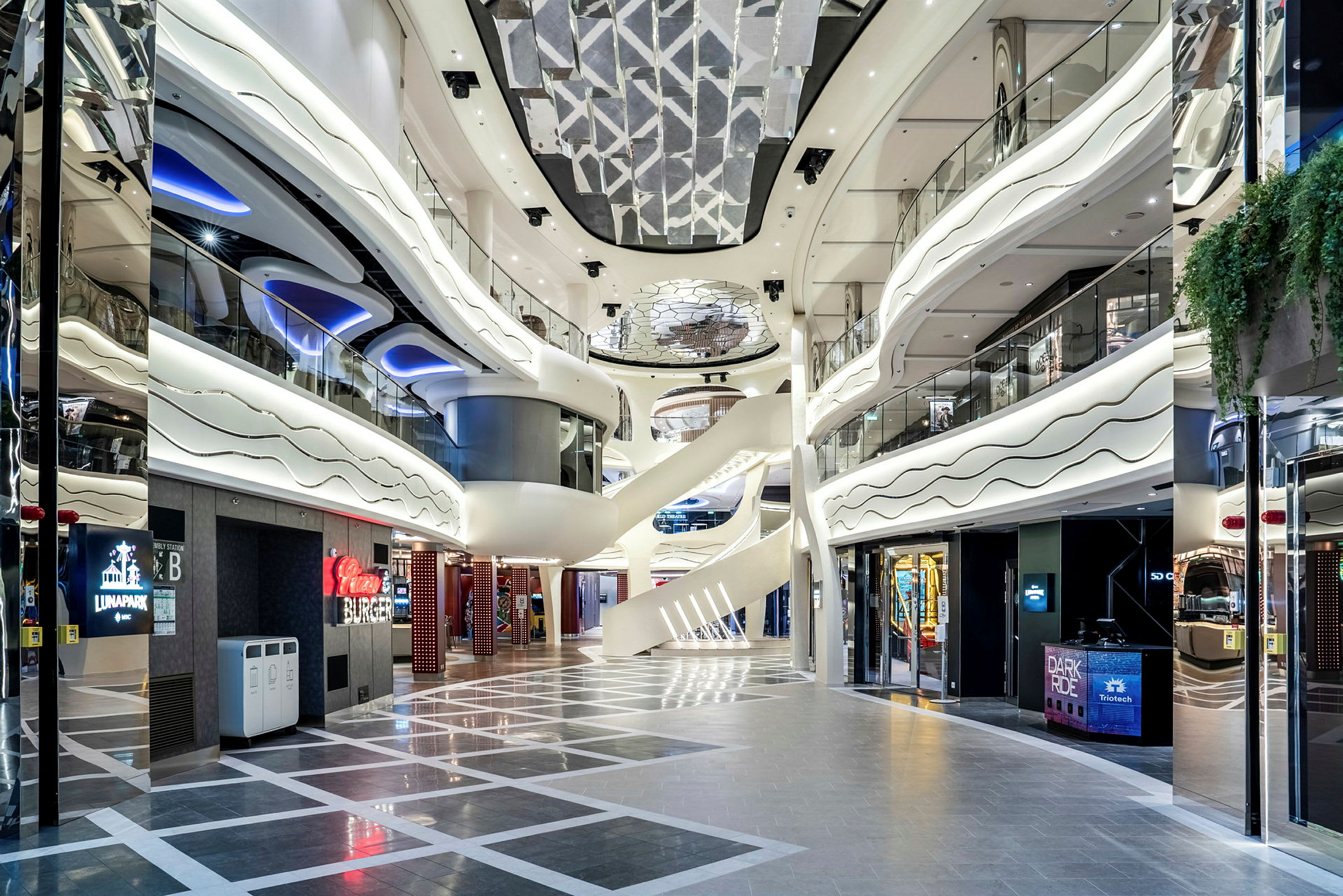 Billede af et moderne indkøbscenter med lyse arkitektoniske elementer og butiksskiltning. (AI-genereret tekst)