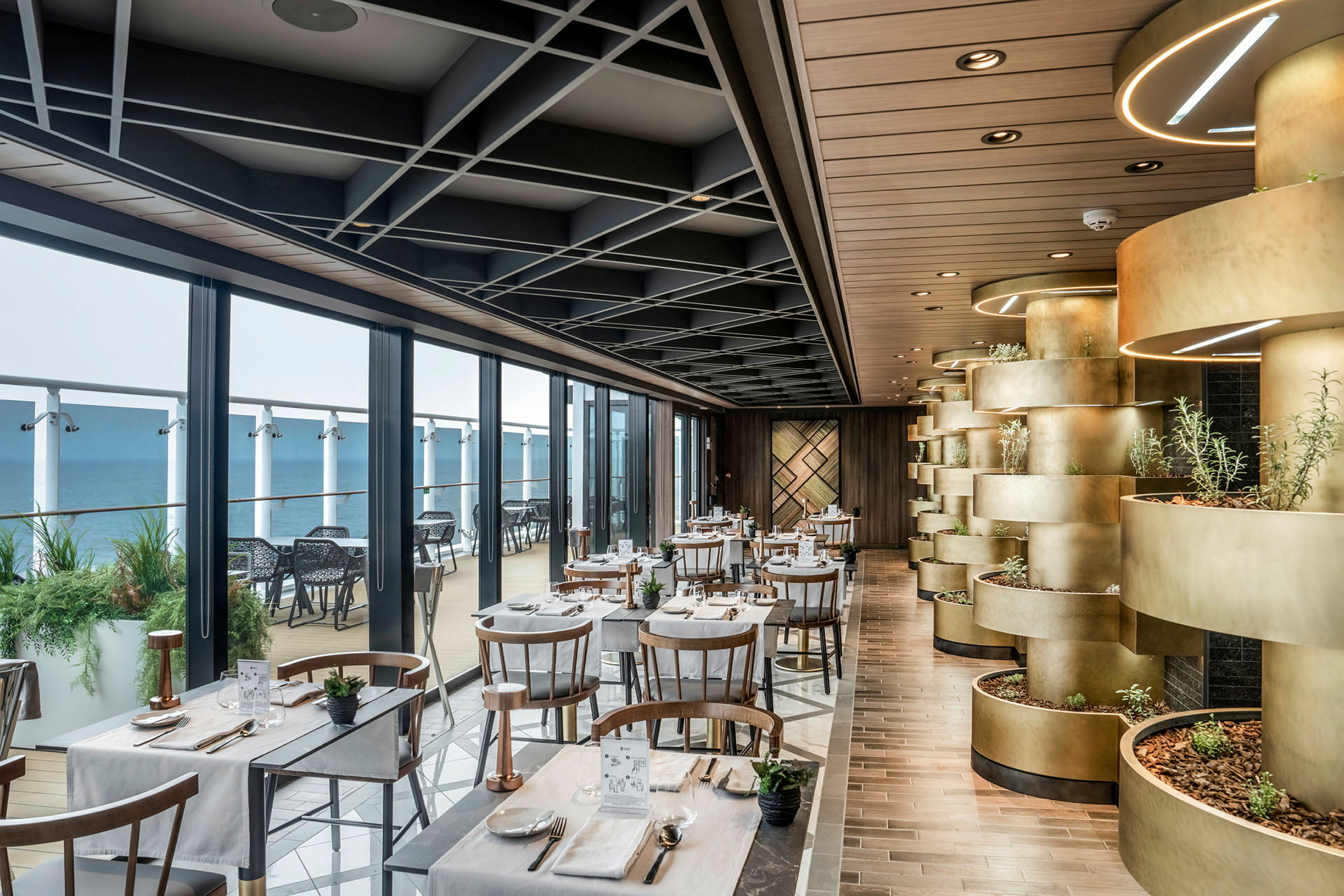En restaurant med borde og stole nær store vinduer, dekoreret med planter og moderne interiør. (AI-genereret tekst)