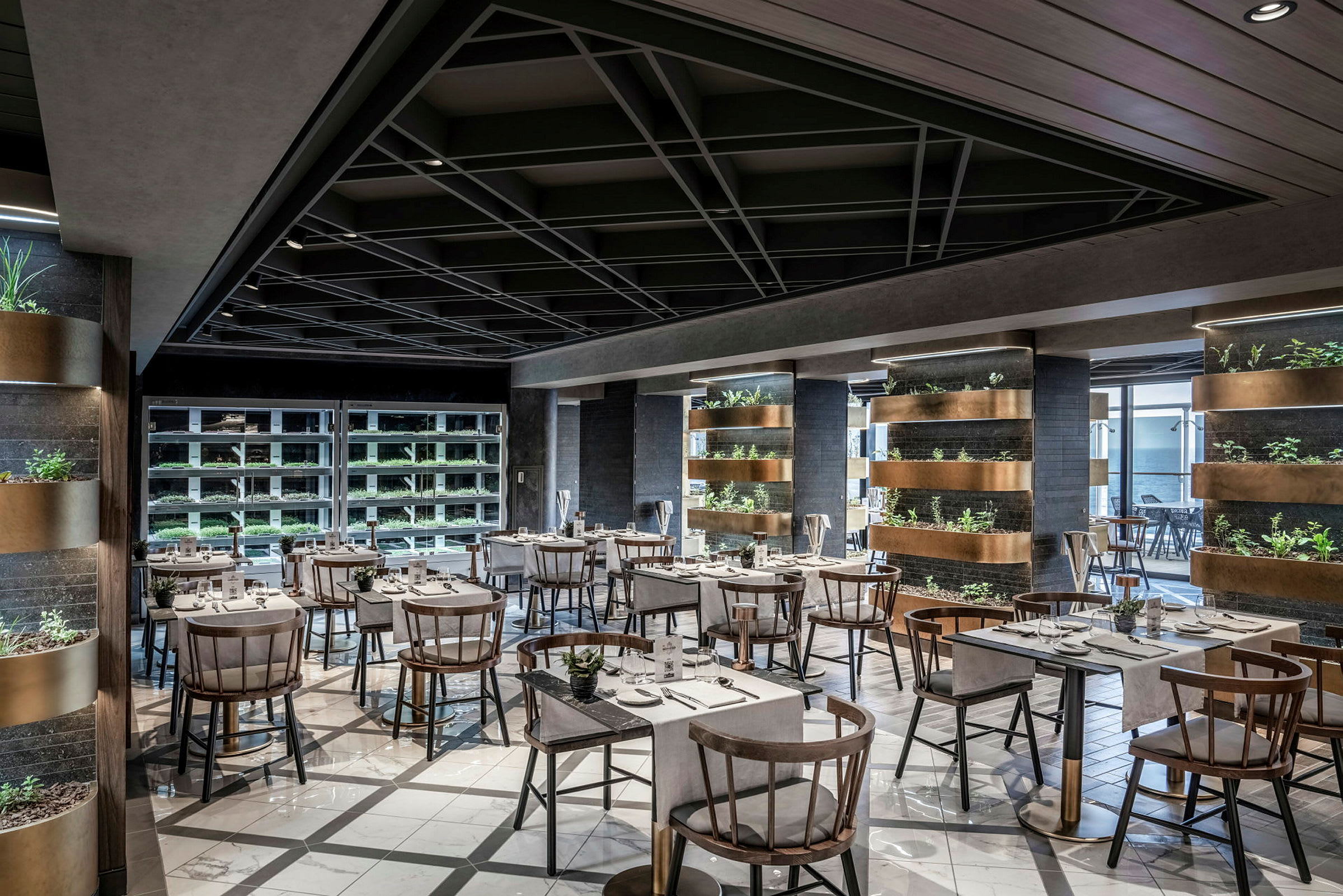 Interiørbillede af en moderne restaurant med borde, stole og planteudsmykninger. (AI-genereret tekst)