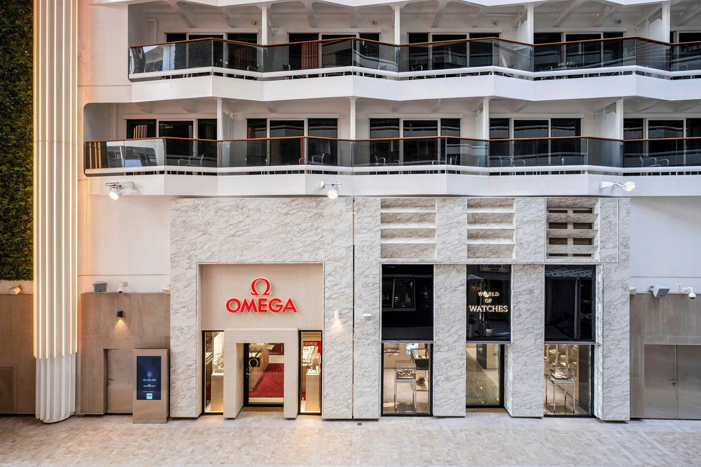 Butiksfacade med Omega-logo og marmordetaljer. (AI-genereret tekst)
