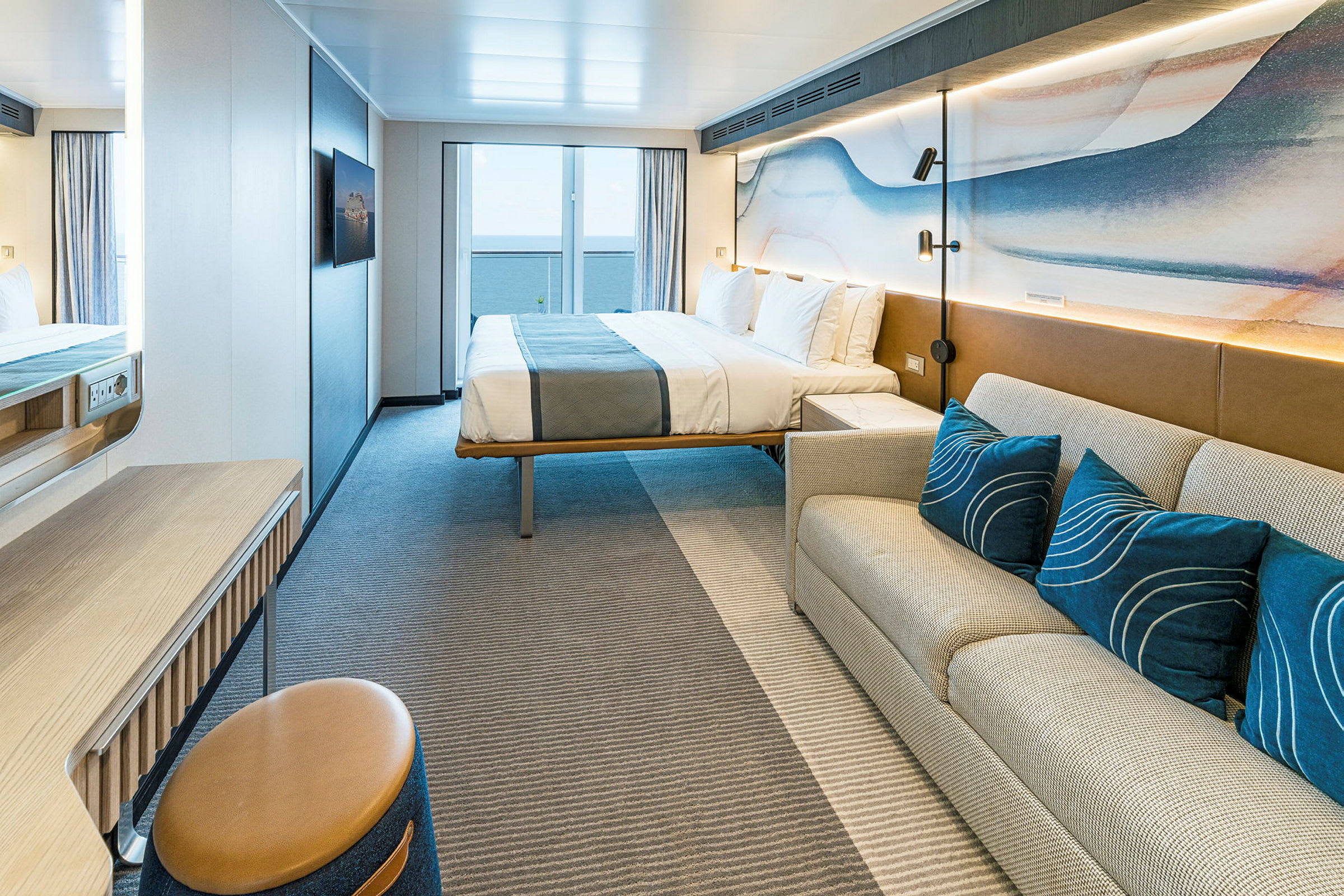 Hotelværelse med seng, sofa og skrivebord. (AI-genereret tekst)