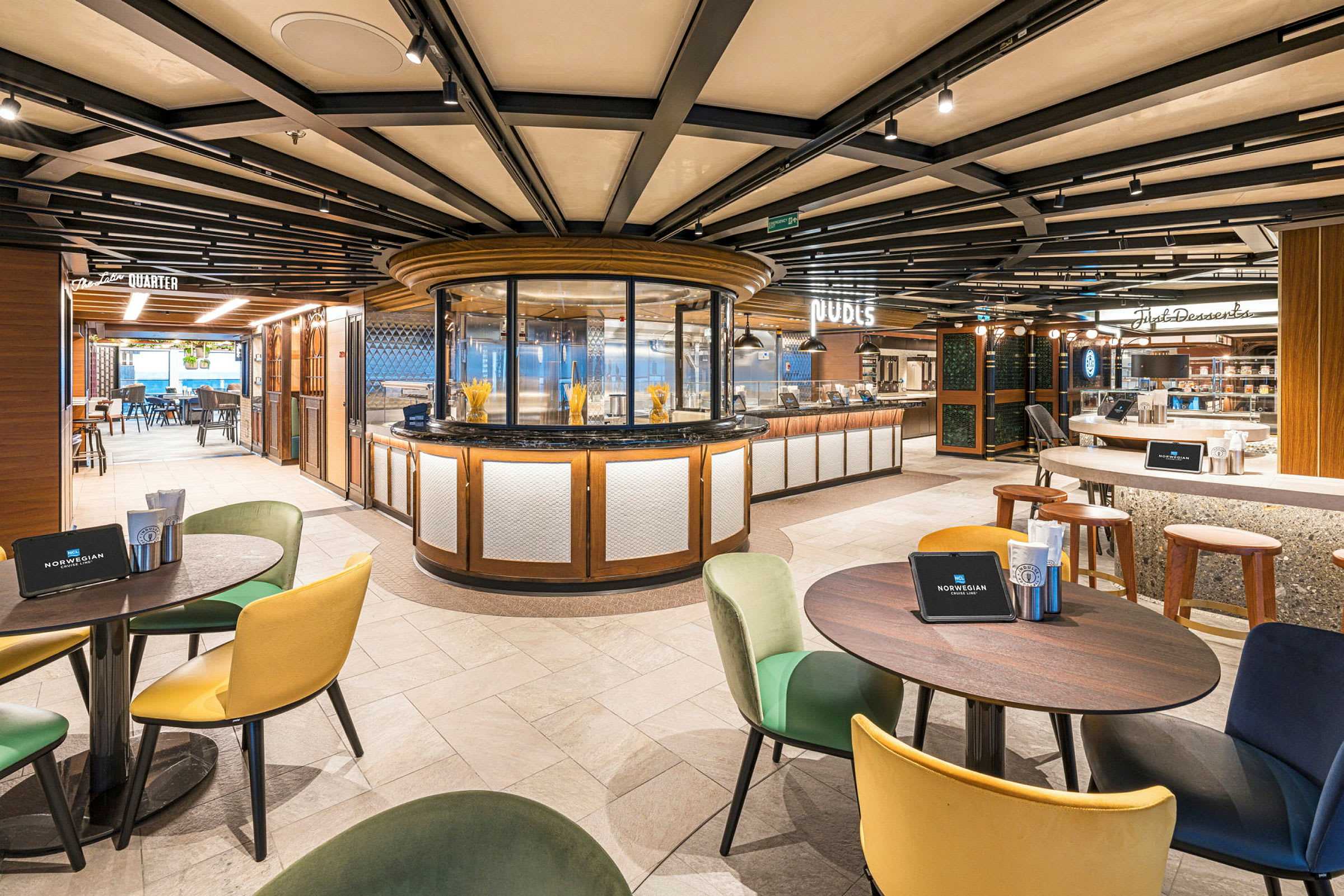 Moderne restaurant med siddepladser, en serveringsdisk og et stort køkkenområde. (AI-genereret tekst)