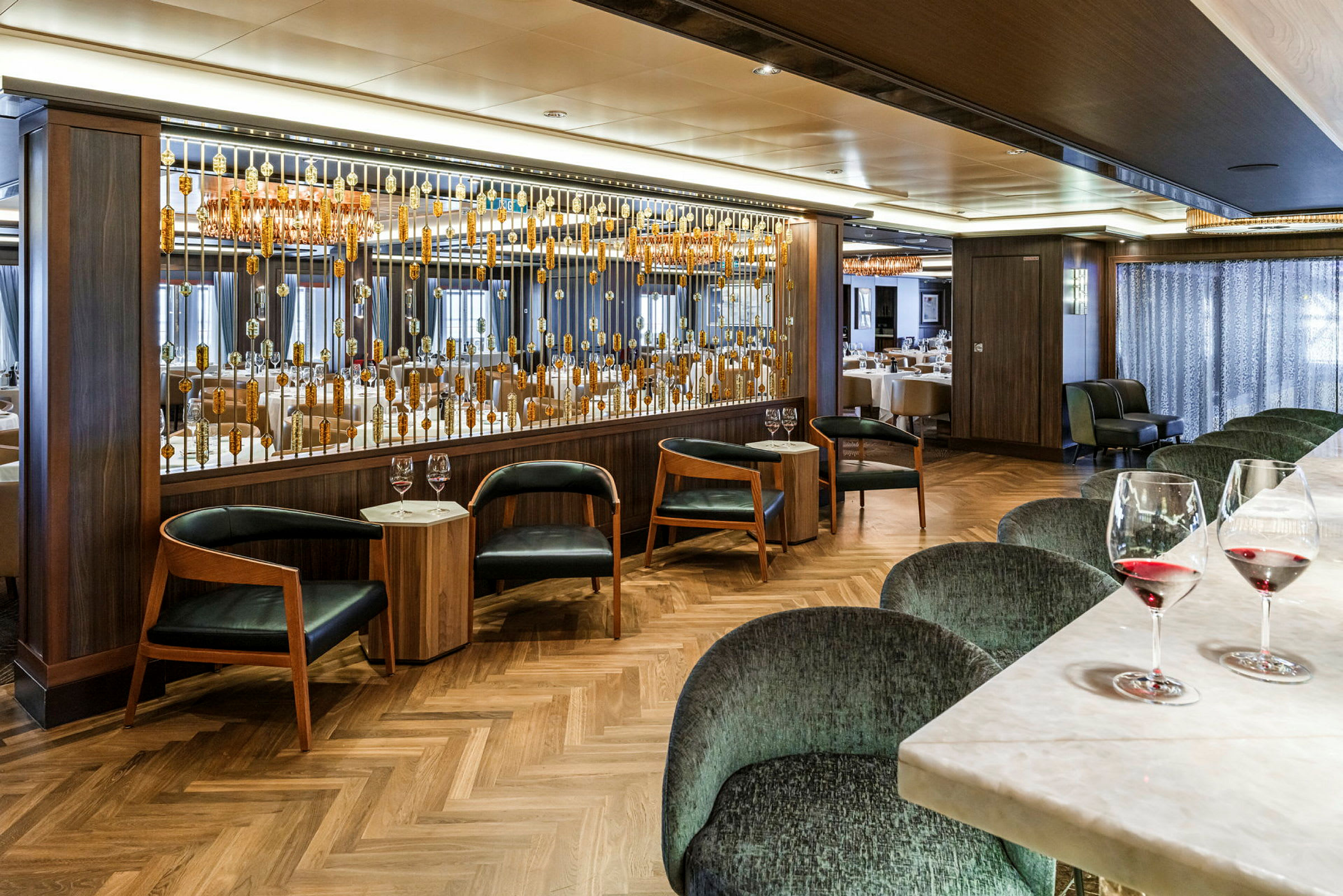 En moderne restaurant med borde og stole samt dekorationer mellem sektioner. (AI-genereret tekst)