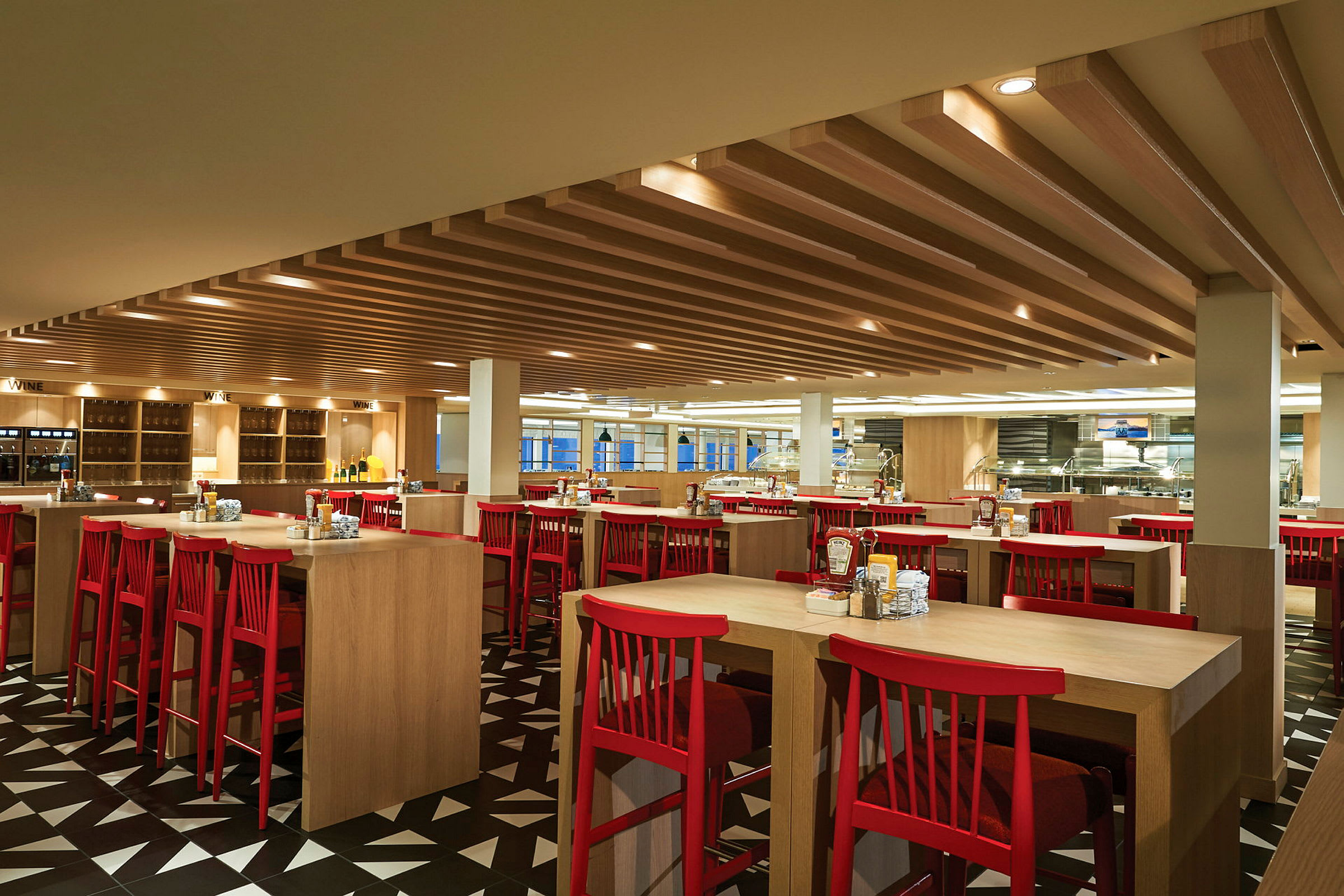 En moderne restaurant med røde stole og træborde. (AI-genereret tekst)