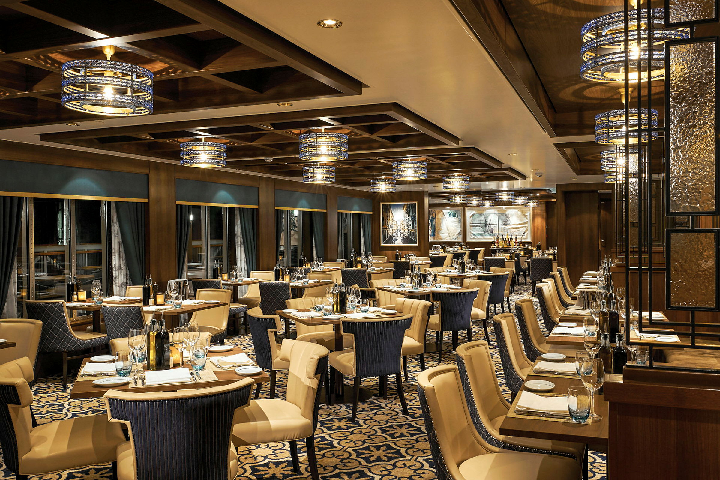 En elegant restaurant med lysekroner, mørke møbler og dækkede borde. (AI-genereret tekst)