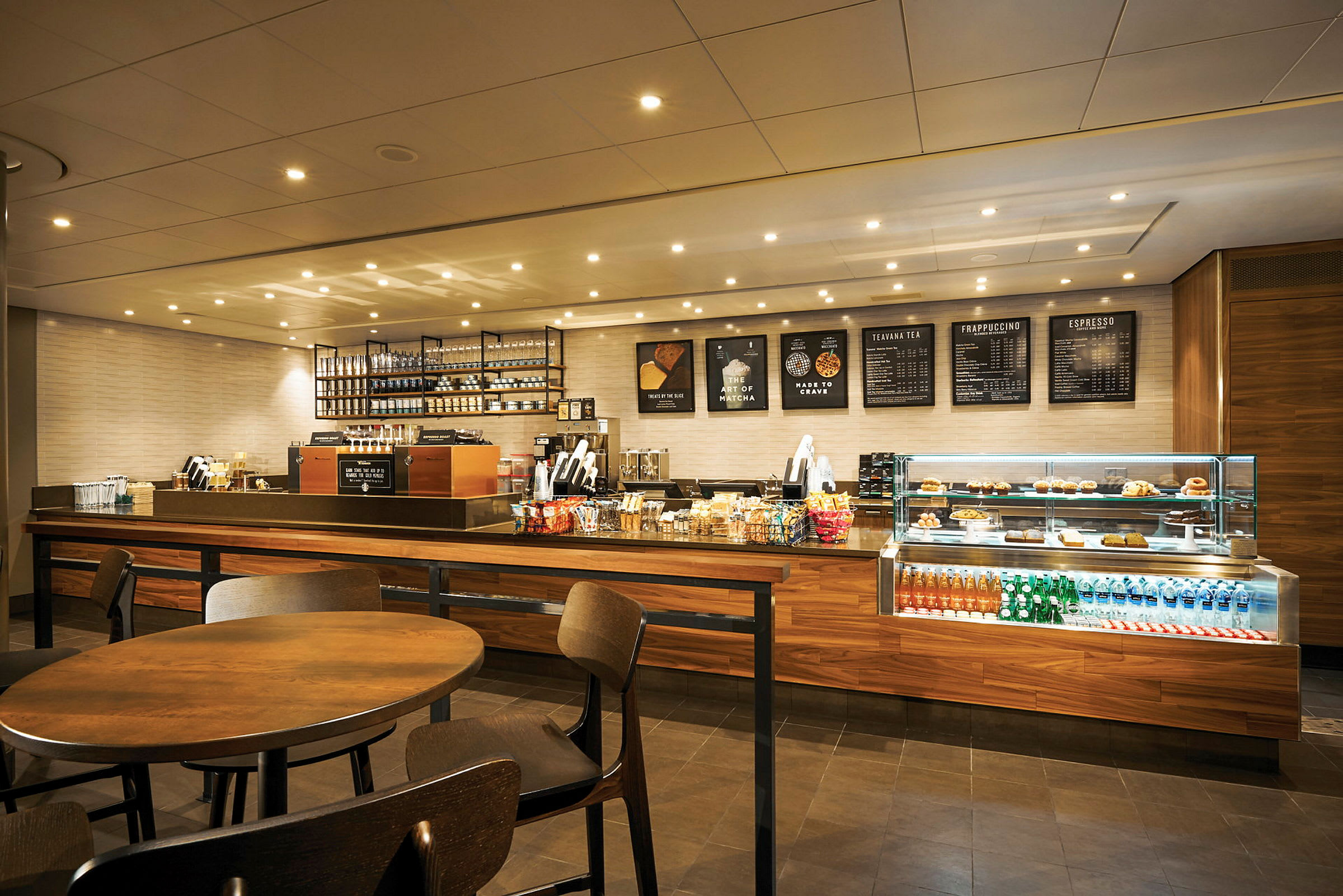 Interiør af en café med mad og drikke til salg. (AI-genereret tekst)