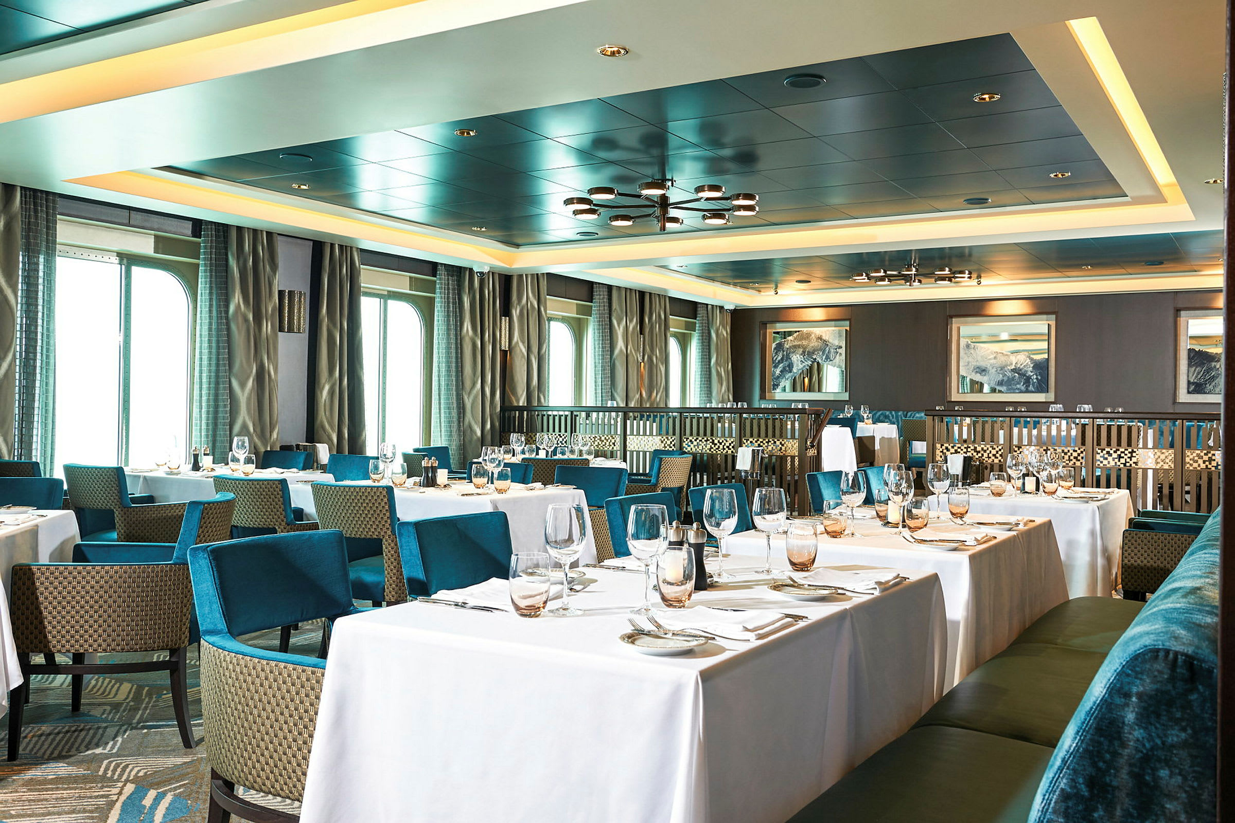 Restaurant med dækkede borde og stole. (AI-genereret tekst)