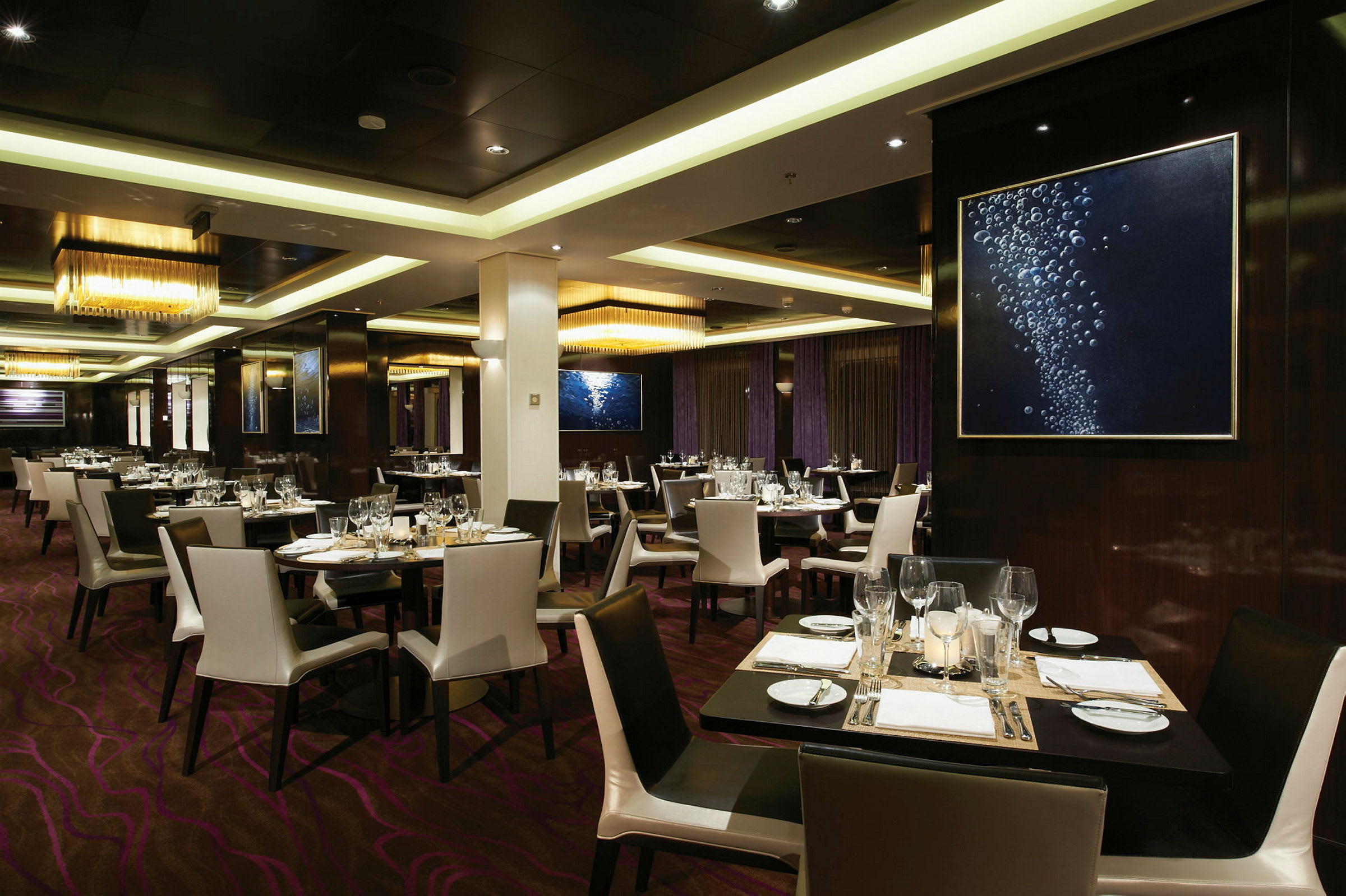 En elegant restaurant med dækkede borde og stilfuld belysning. (AI-genereret tekst)