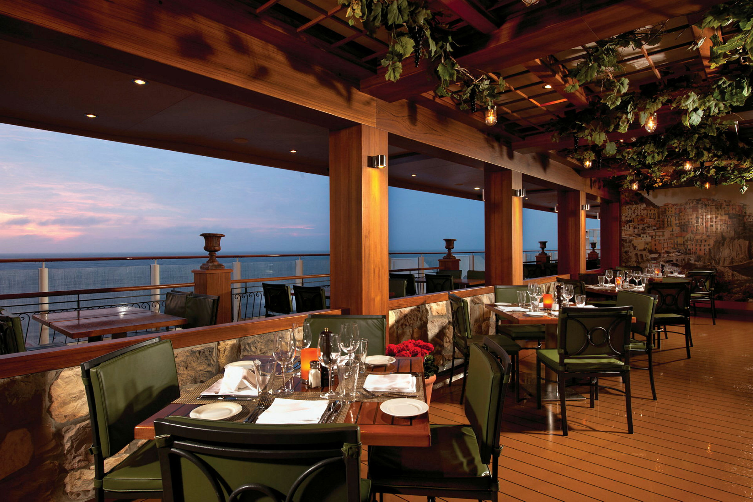 Restaurant med terrasse og havudsigt ved solnedgang. (AI-genereret tekst)