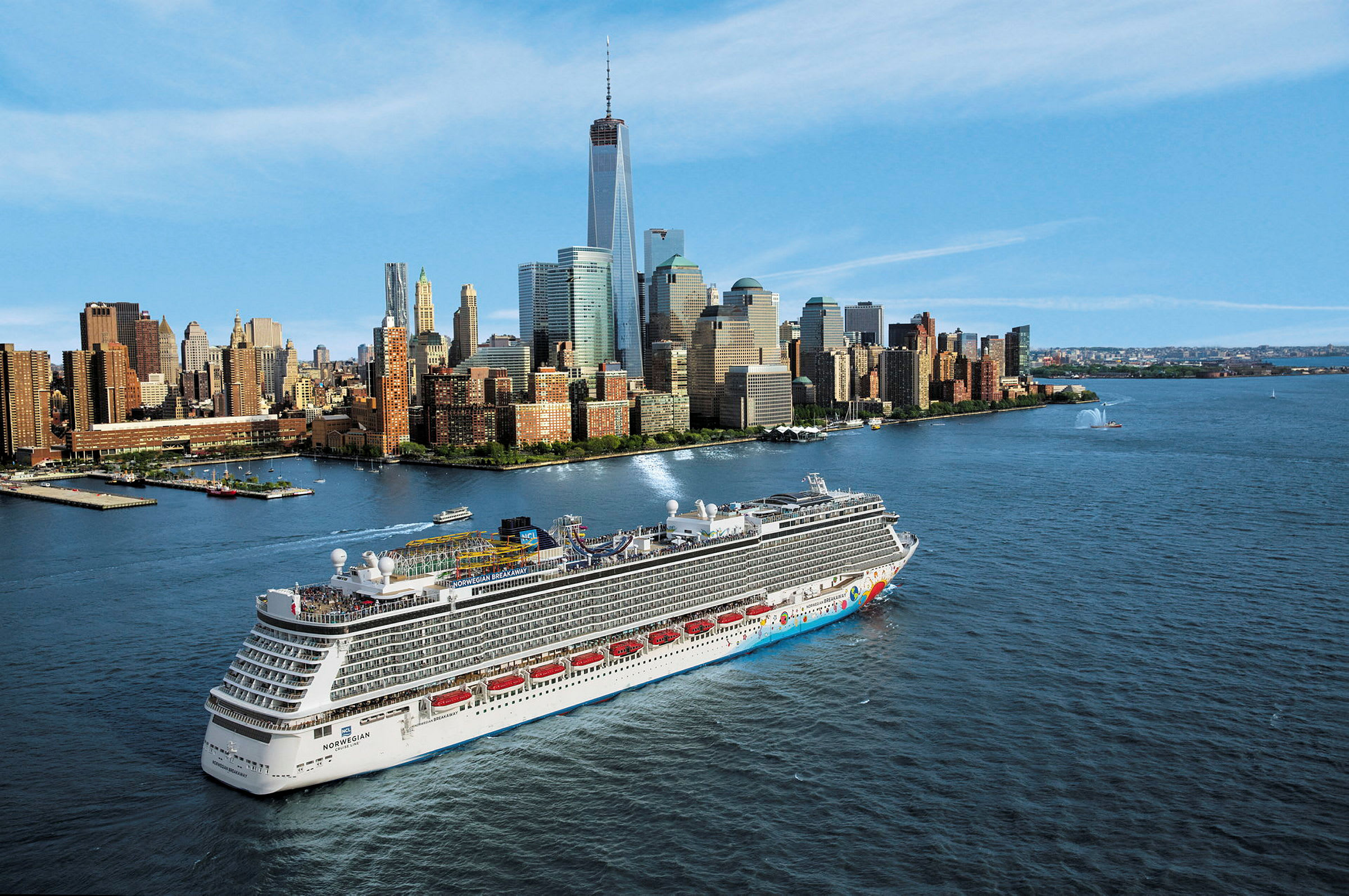 Et krydstogtskib på vandet med New Yorks skyline i baggrunden. (AI-genereret tekst)