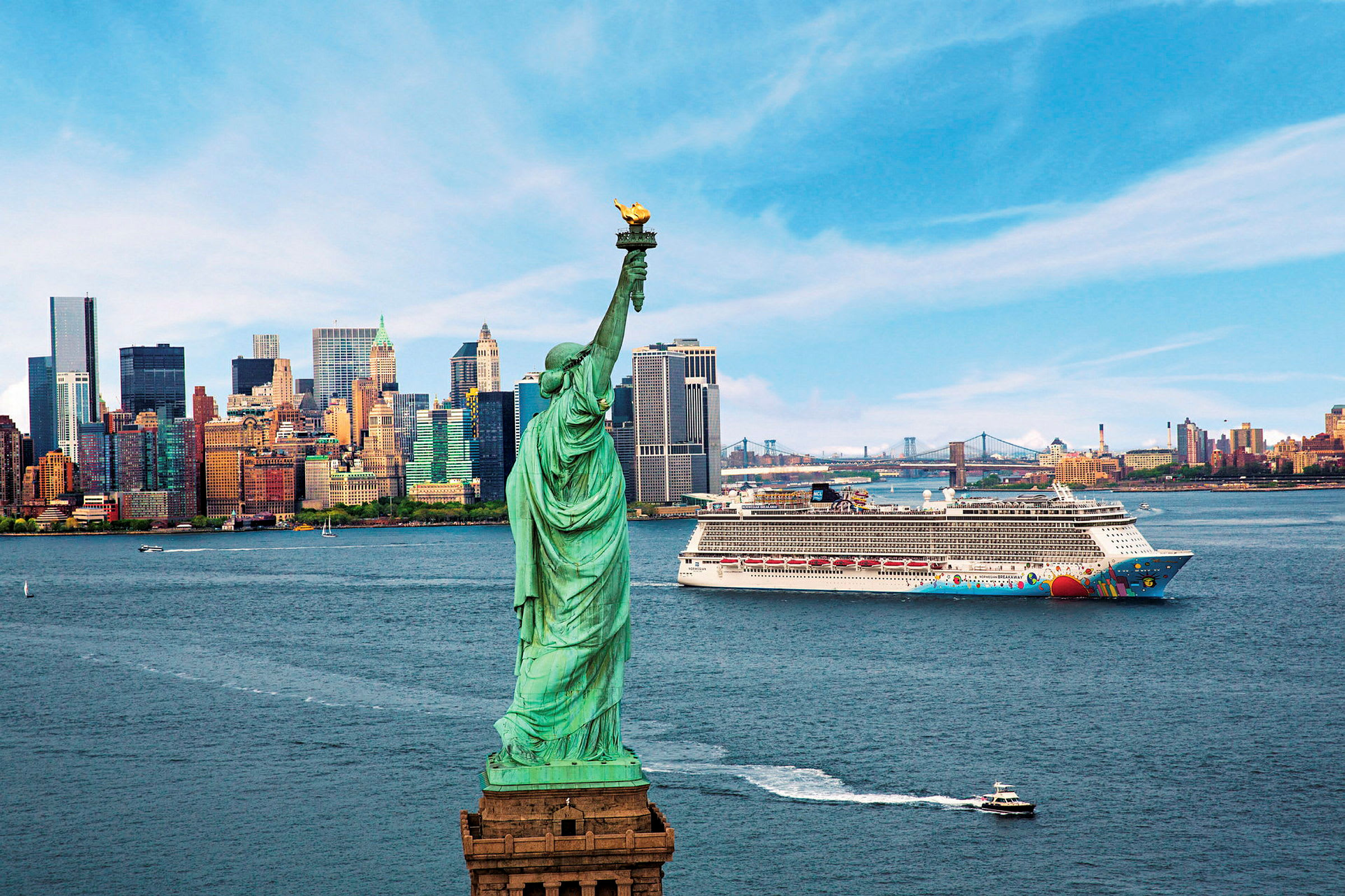 Frihedsgudinden med New Yorks skyline i baggrunden samt et krydstogtskib på vandet. (AI-genereret tekst)