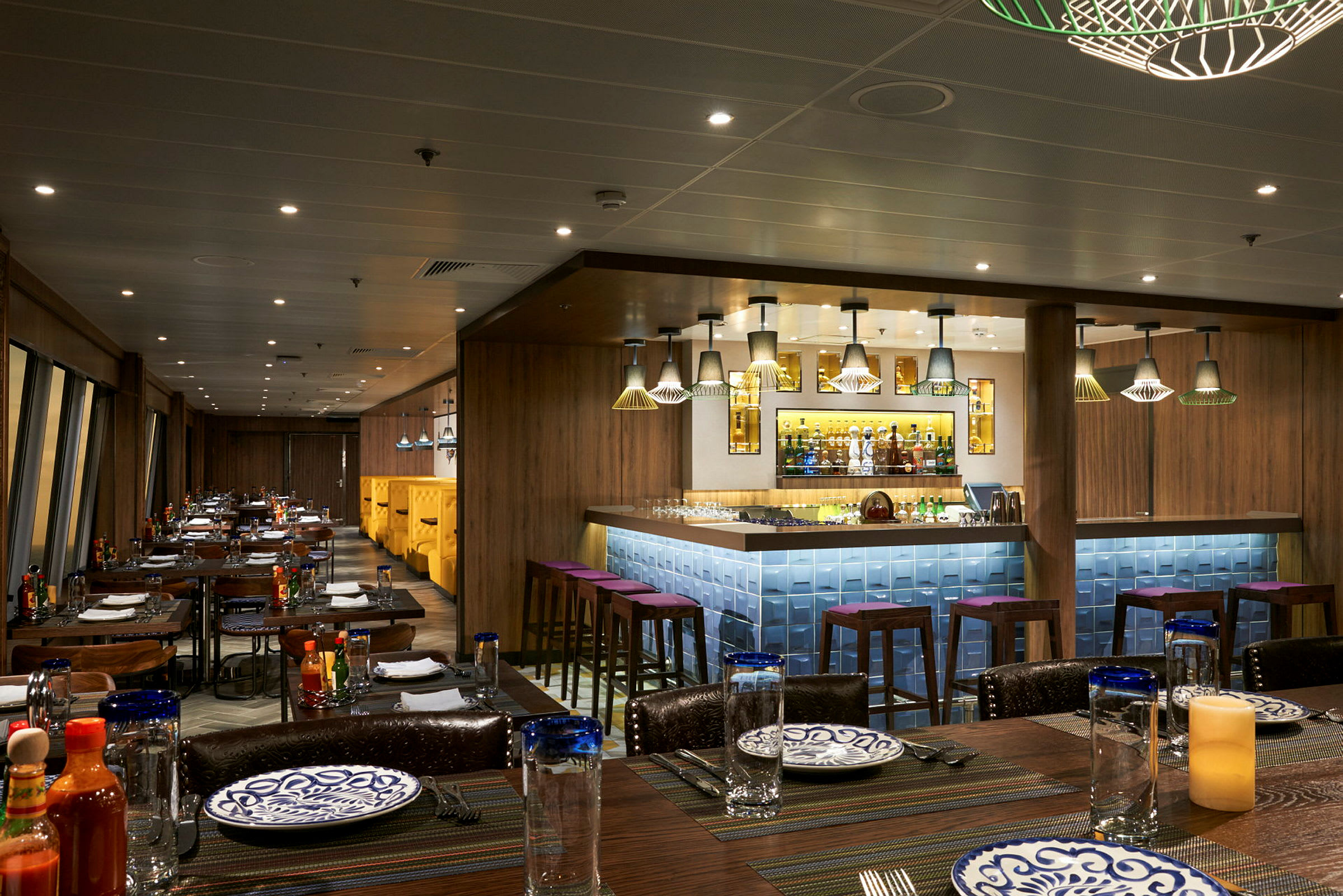 En moderne restaurant med bar, båse og dækkede borde. (AI-genereret tekst)