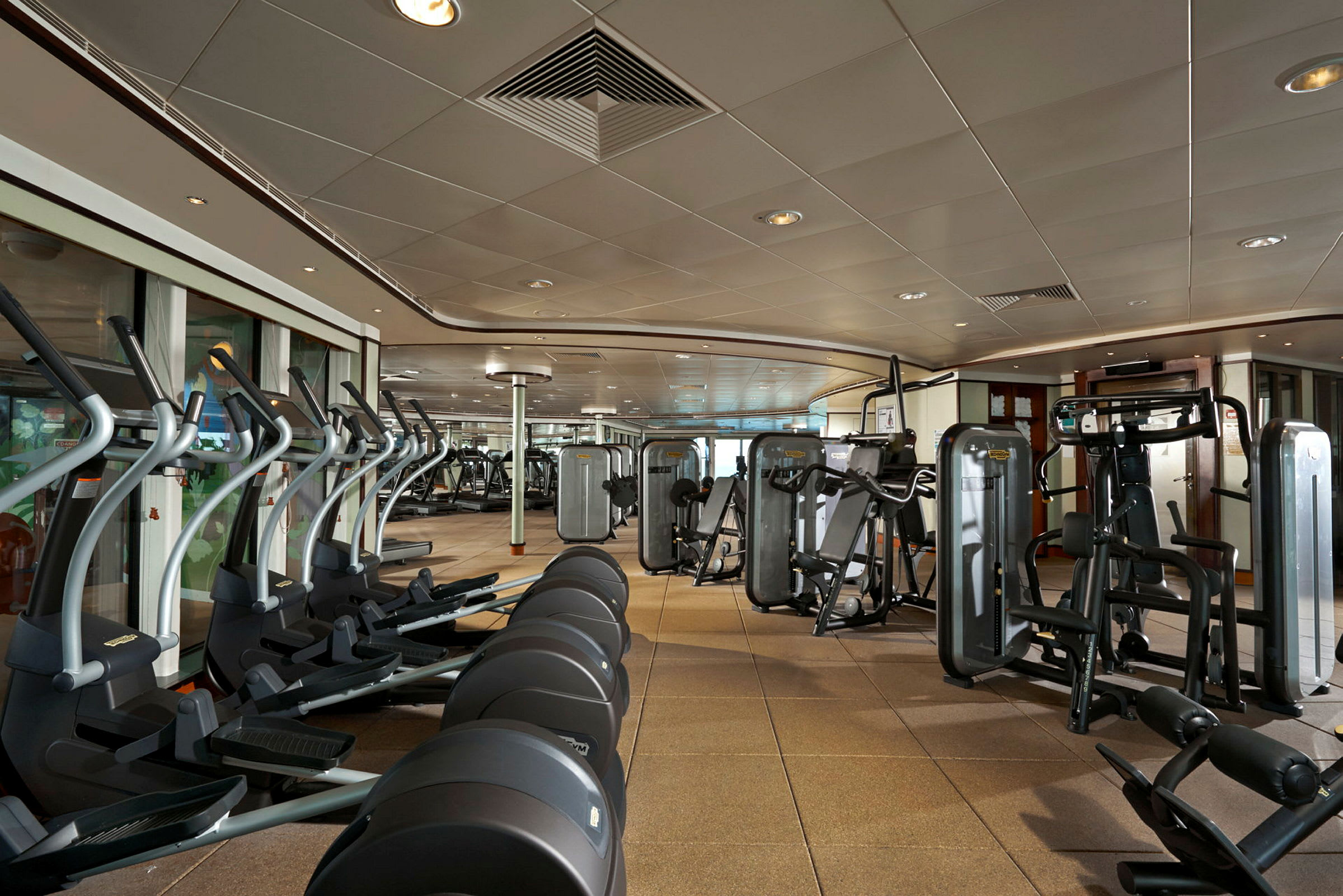 Fitnesscenter med træningsmaskiner og vægte. (AI-genereret tekst)