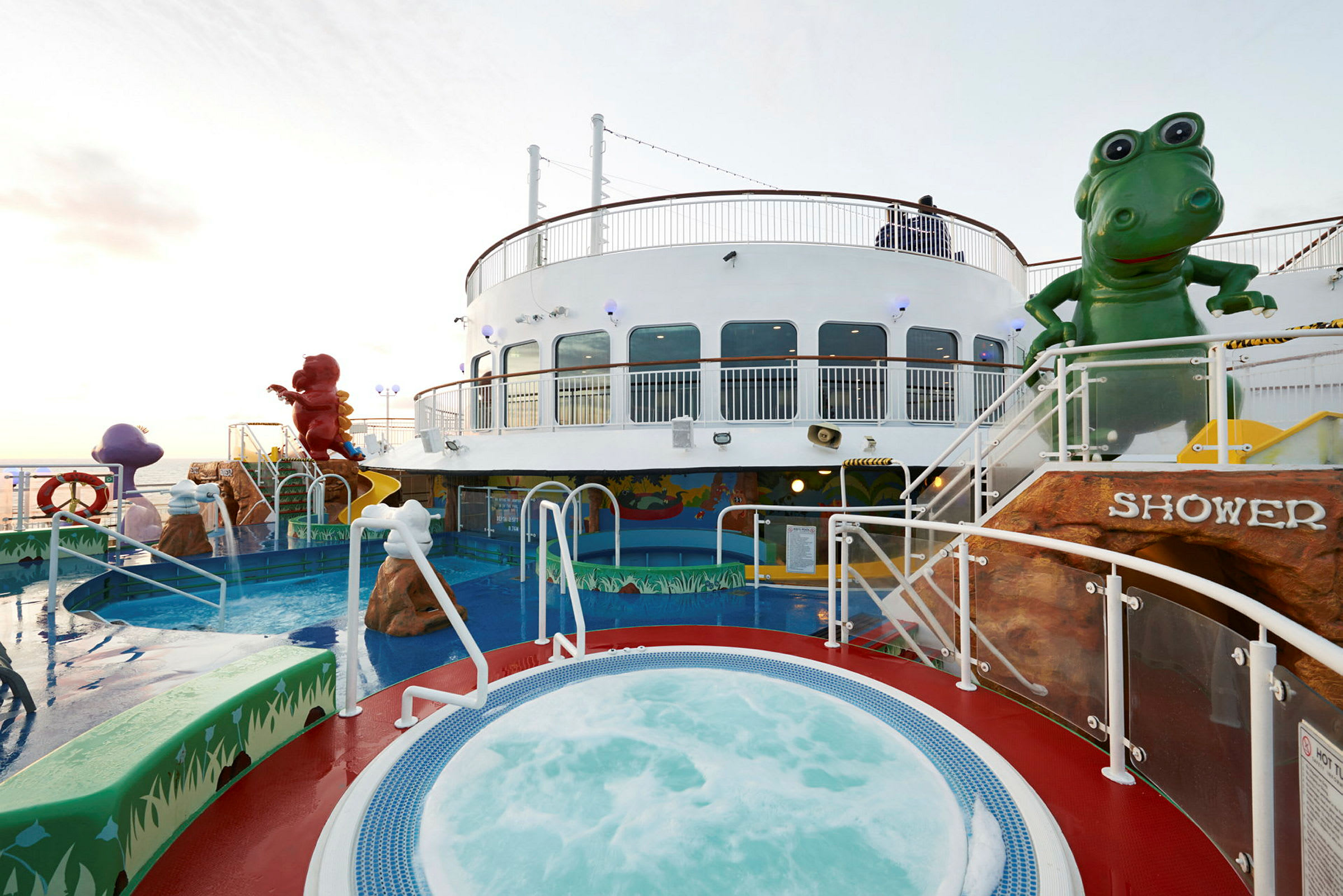 Udsigt over en pool og jacuzzi på et skib, omgivet af dyresklier og legeattraktioner. (AI-genereret tekst)