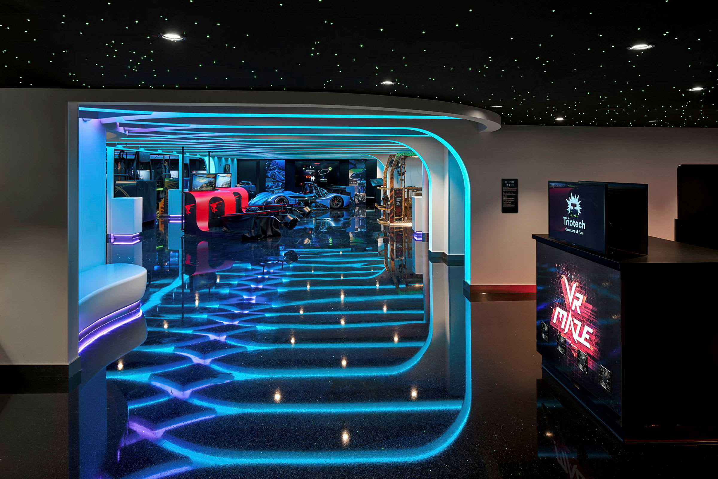 Interiør af et VR-center med futuristisk design og lyseffekter. (AI-genereret tekst)
