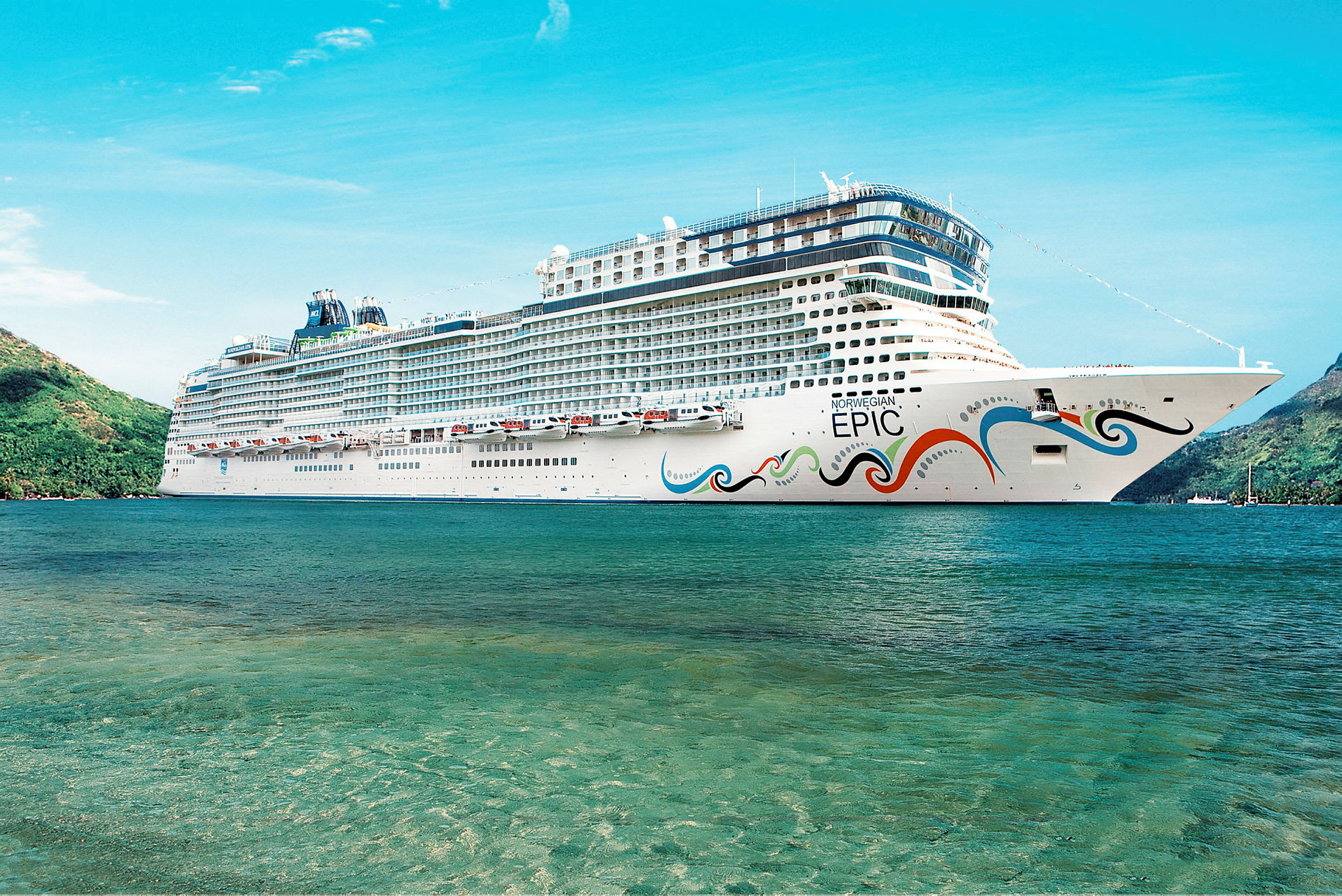 Billede af et stort krydstogtskib, Norwegian Epic, der ligger ved kysten med klart blåt vand. (AI-genereret tekst)