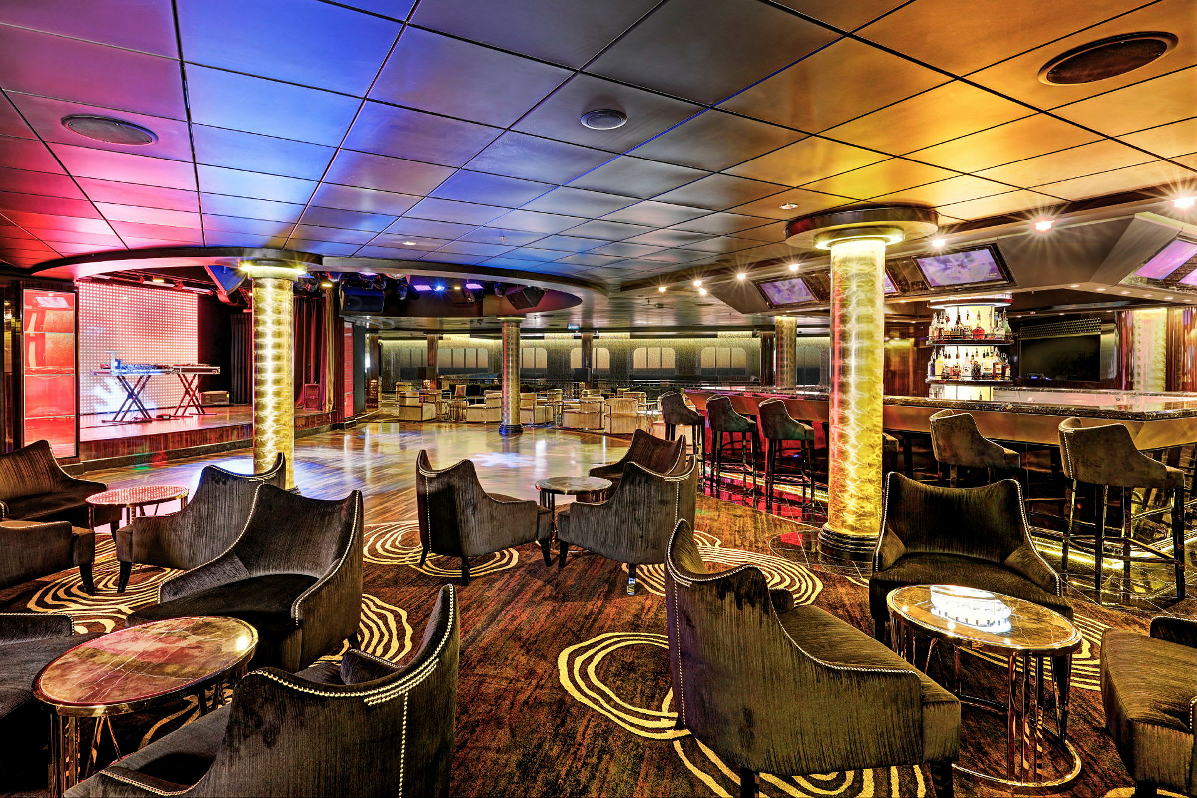 En moderne lounge med bardisk og siddepladser i et farverigt og stilfuldt miljø. (AI-genereret tekst)