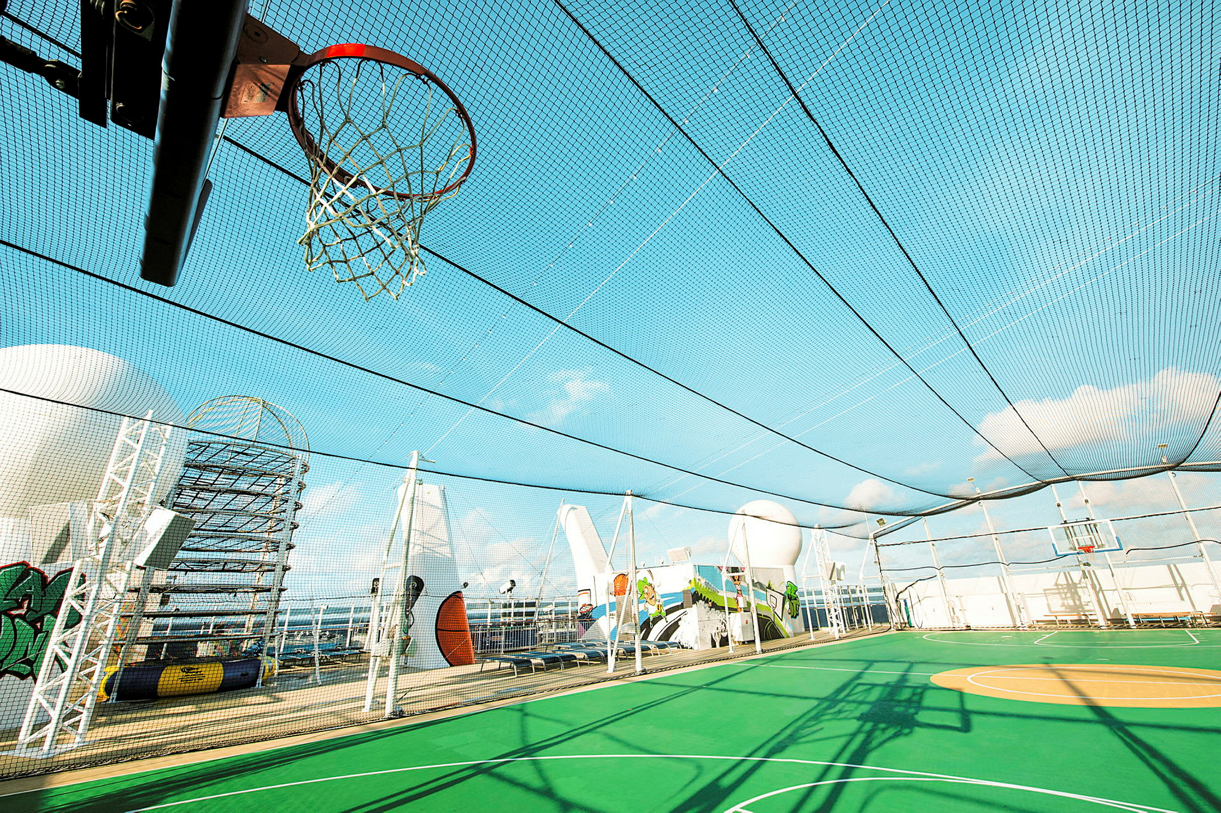 Basketballbane på et skib med net som beskyttelse. (AI-genereret tekst)