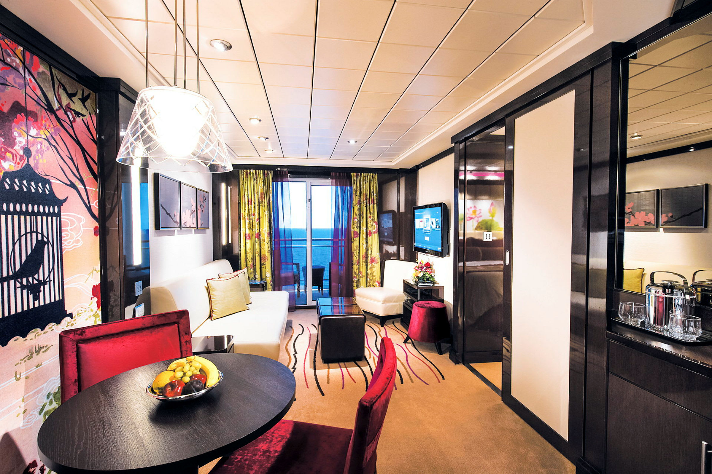 Et elegant hotelværelse med moderne indretning, en siddegruppe og havudsigt. (AI-genereret tekst)