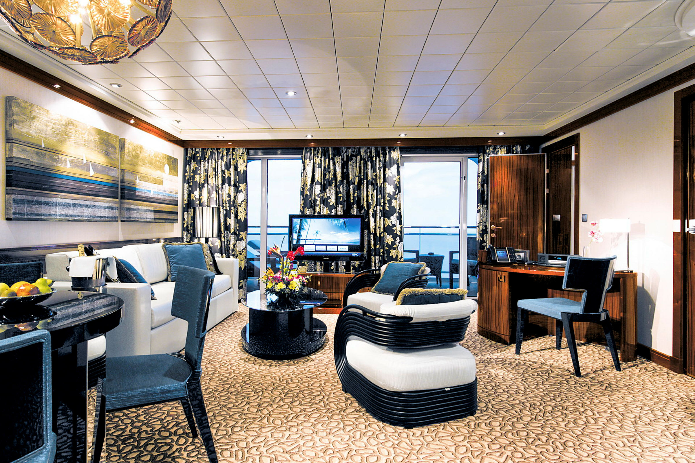 Elegant hotelværelse med siddeområde, spiseplads og panoramavinduer. (AI-genereret tekst)