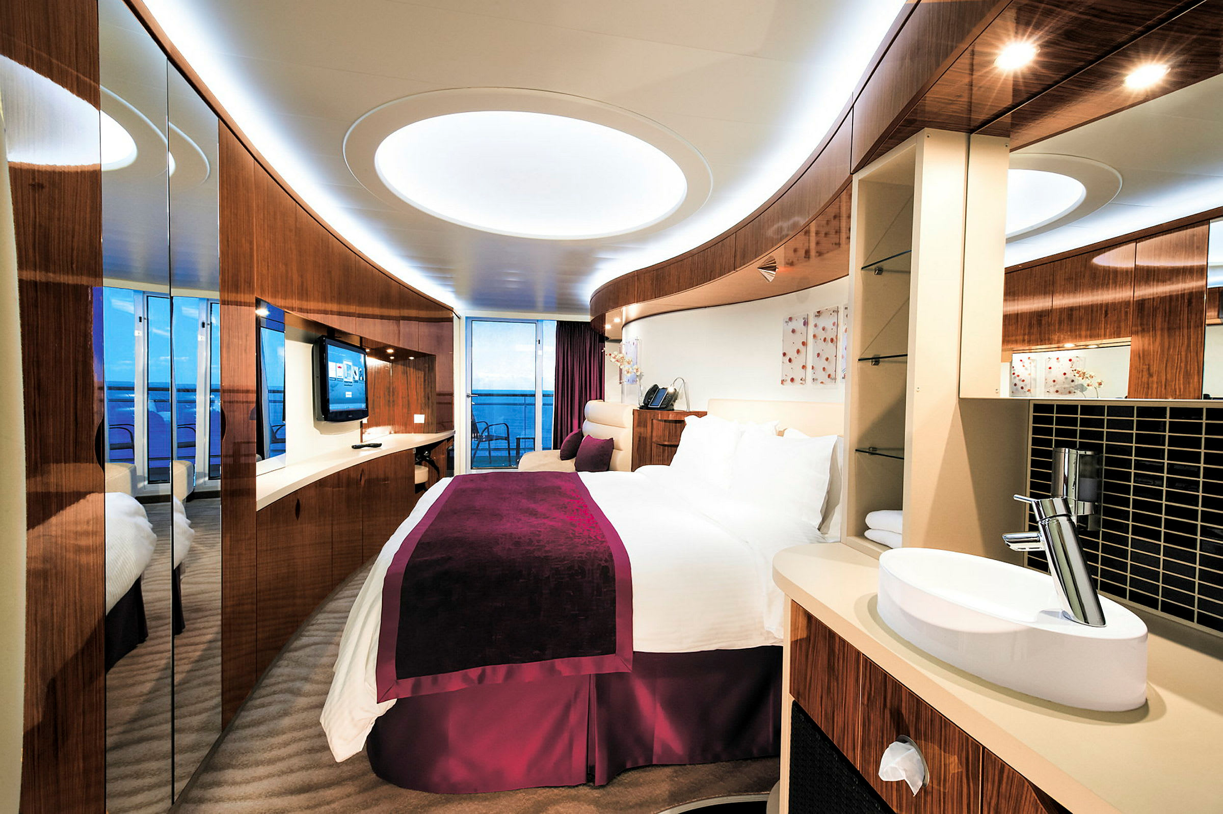 Moderne hotelværelse med rummeligt design, stor seng og havudsigt. (AI-genereret tekst)
