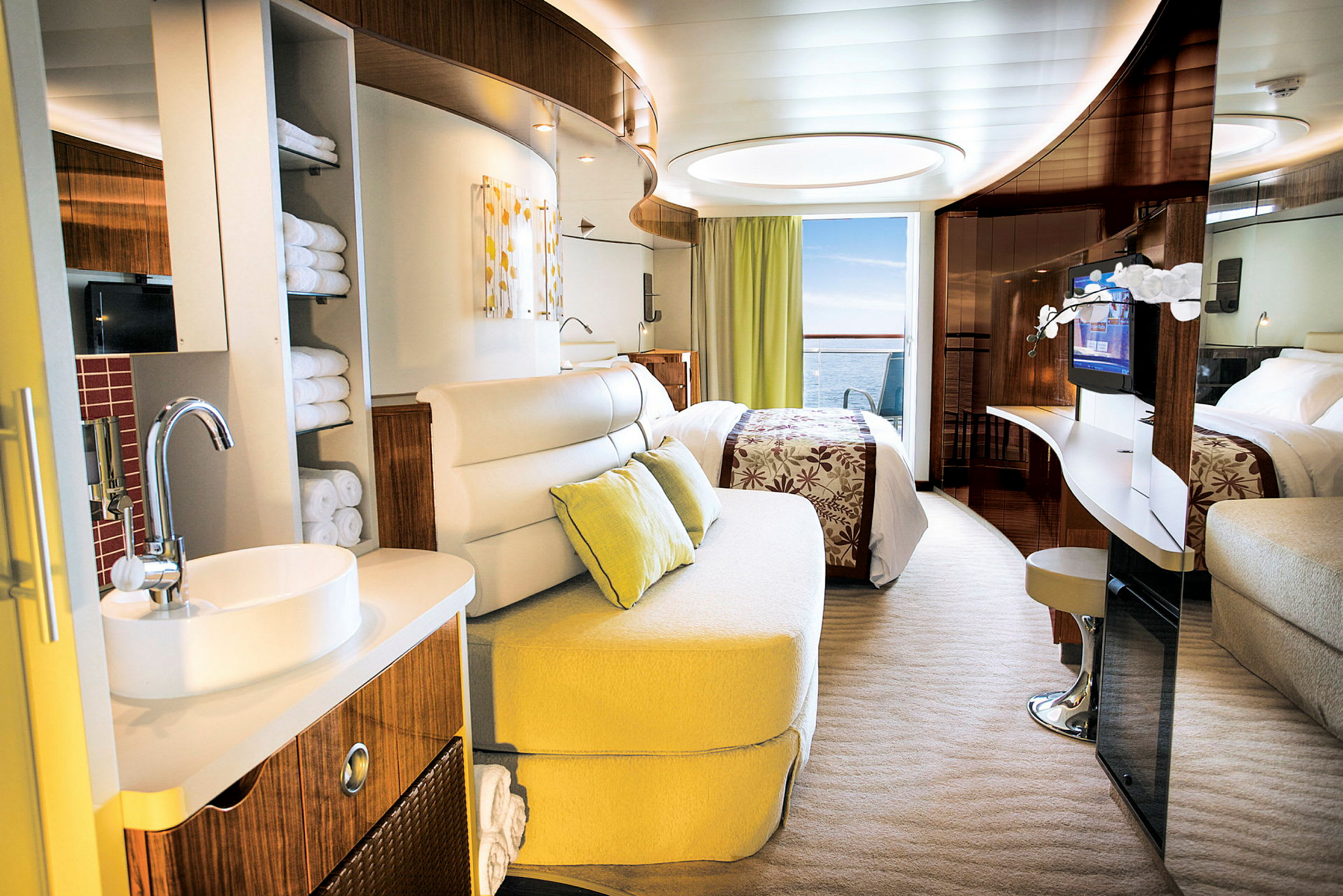 Moderne hotelværelse med havudsigt. (AI-genereret tekst)