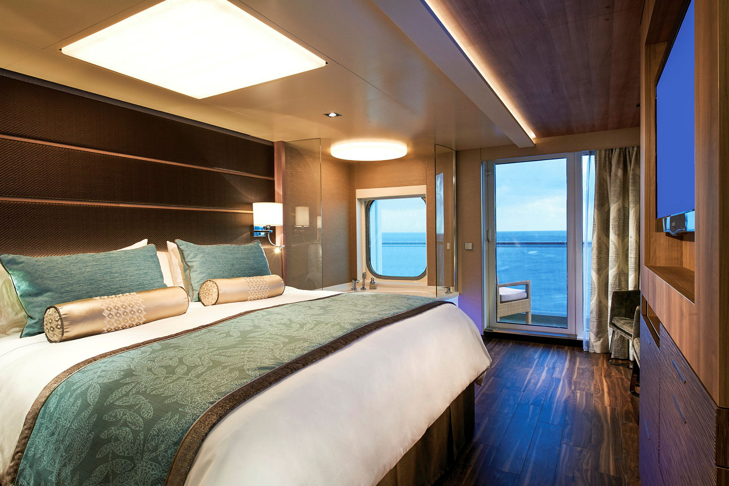 Billede af et hotelværelse med en redt dobbeltseng, vindue og altan med udsigt over havet. (AI-genereret tekst)