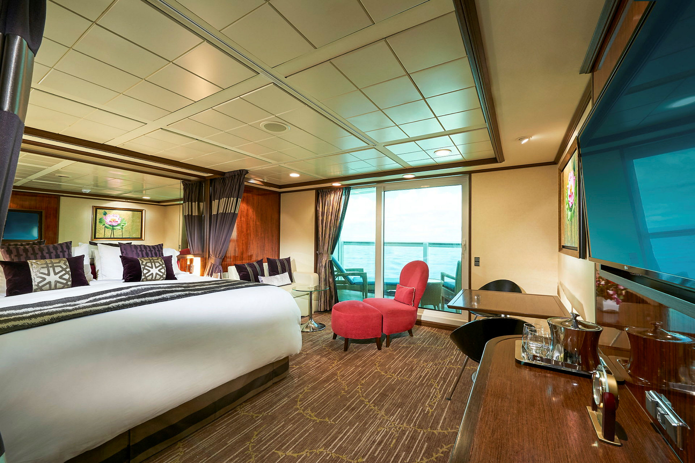 Lys og elegant hotelsuite med en stor seng og havudsigt. (AI-genereret tekst)