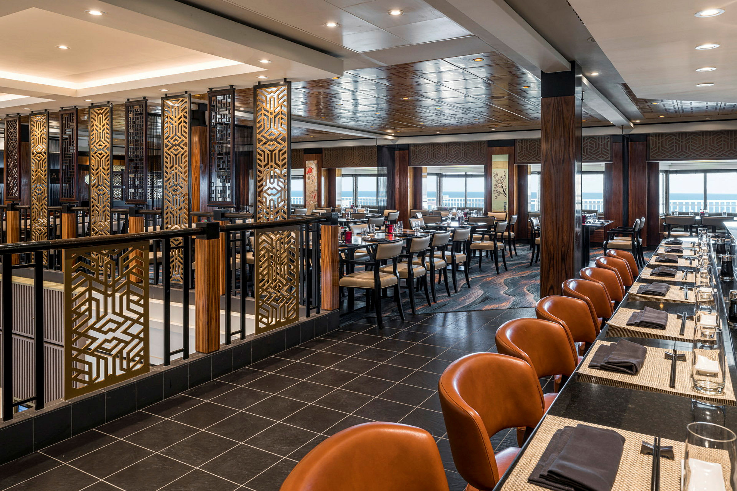En elegant restaurant med brune læderstole og fine borde og stole. (AI-genereret tekst)