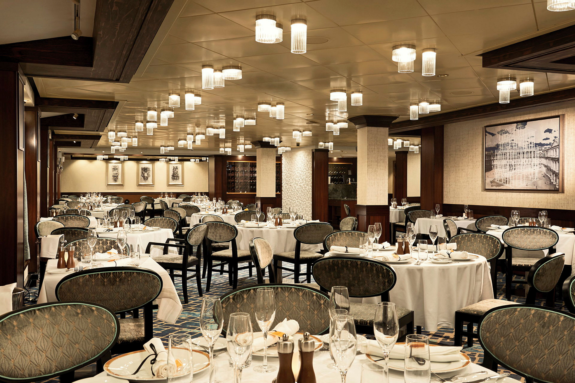 Restaurantmiljø med dækkede borde og elegante stole. (AI-genereret tekst)