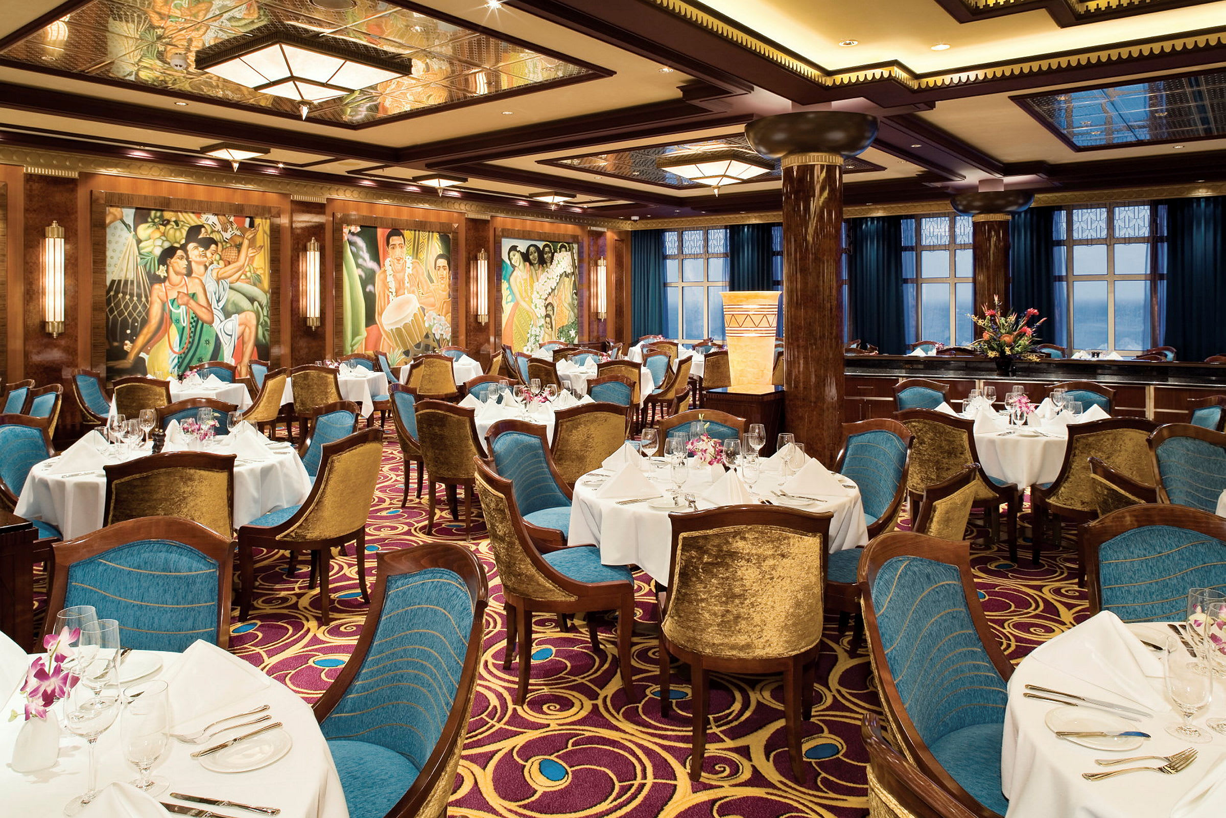 En elegant restaurant med sirligt dækkede borde, komfortable stole og detaljeret udsmykning. (AI-genereret tekst)