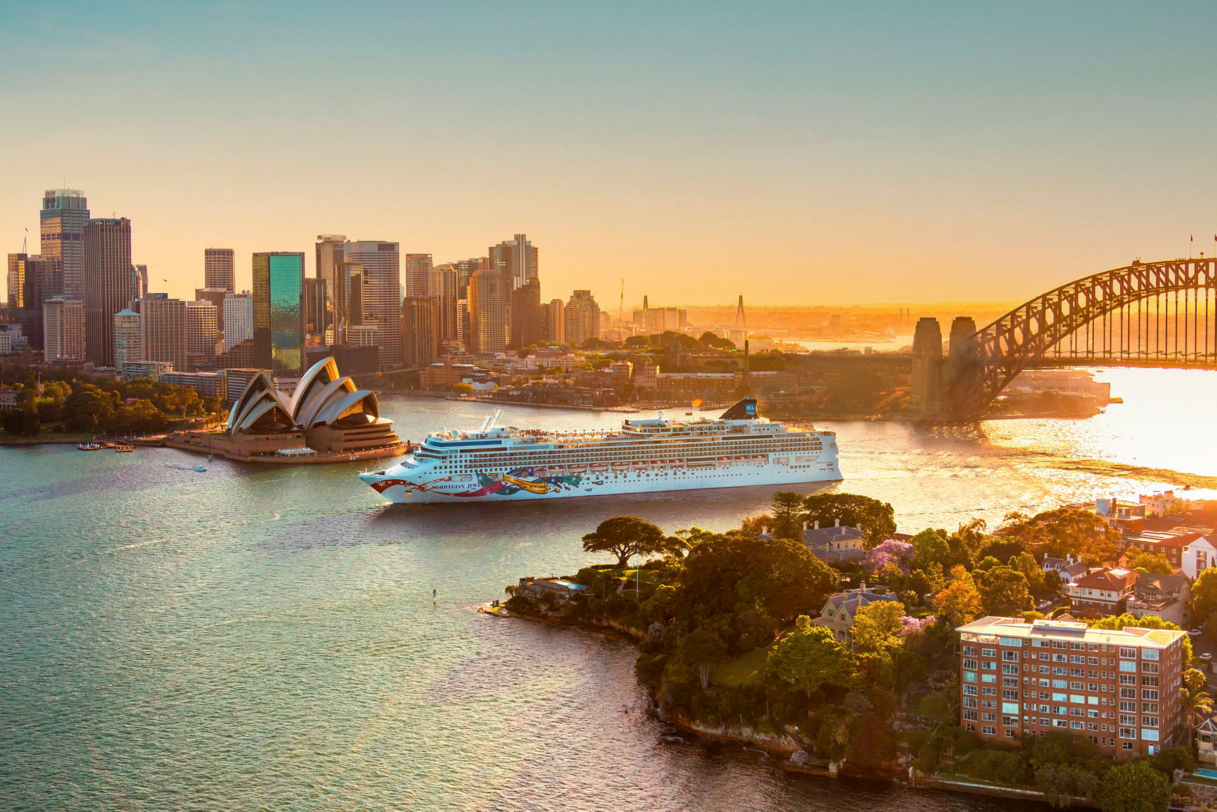Et krydstogtskib sejler forbi Sydney Opera House og Sydney Harbour Bridge. (AI-genereret tekst)