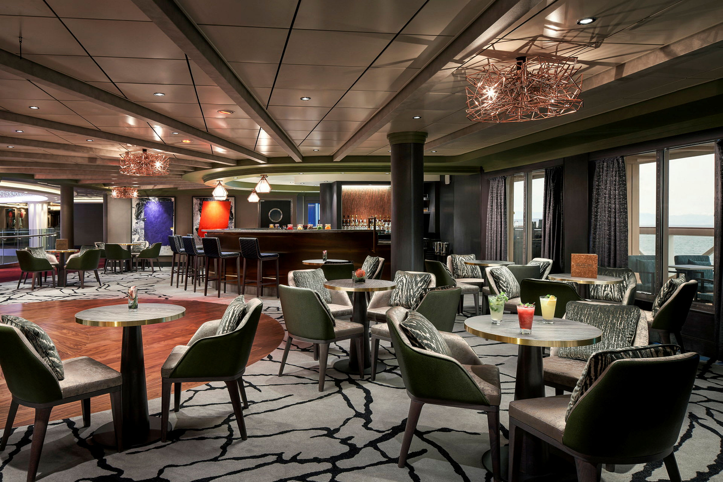 En hotelbar med siddepladser og borde samt en bardisk. (AI-genereret tekst)